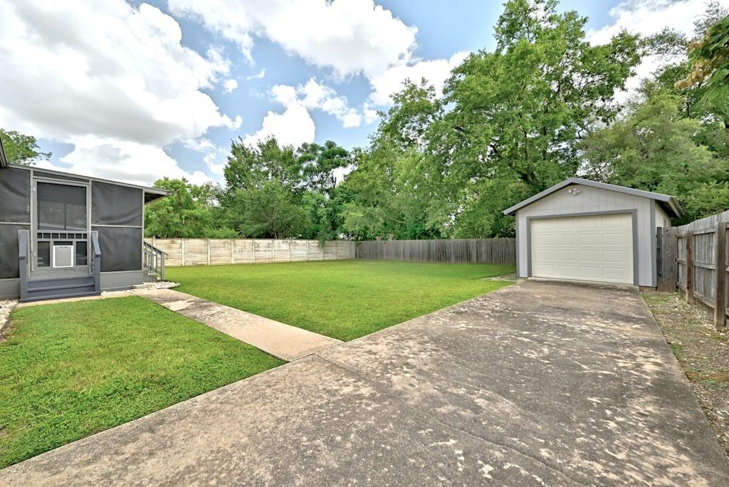 503 N Lampasas St Property Photo 24