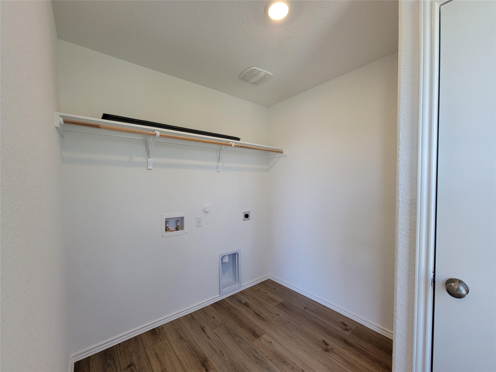 1215 Largemouth Ln Property Photo 2