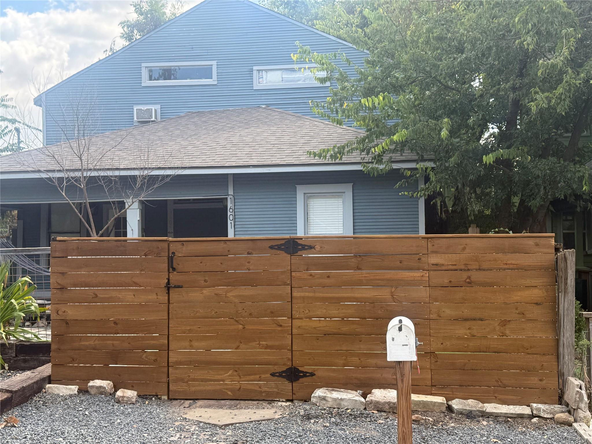 1601 E 13th St #b Property Photo 1