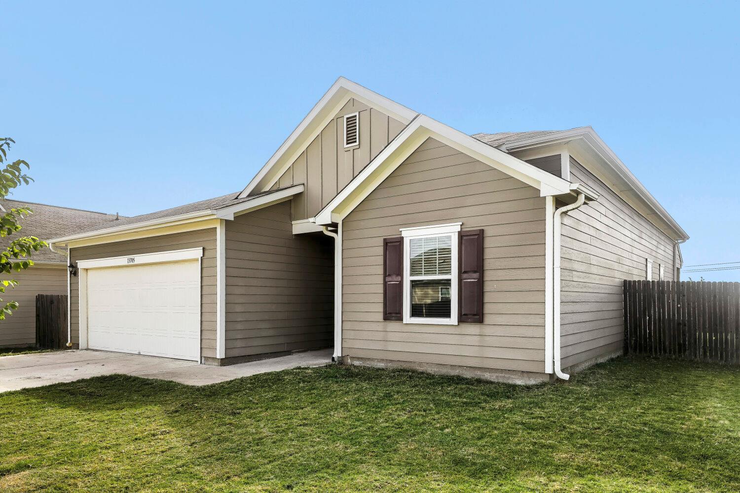 13705 Sherri Berry Way Property Photo 4