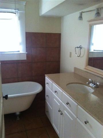 615 W 37th St Property Photo 7