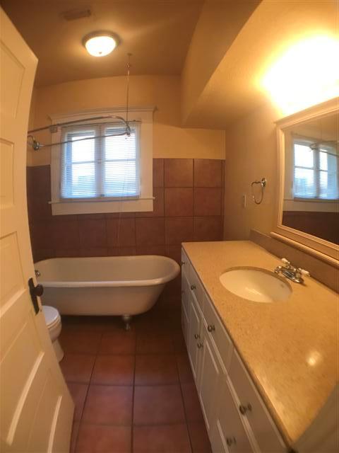 615 W 37th St Property Photo 8