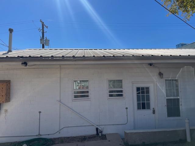 1105 E 6th St Property Photo 2