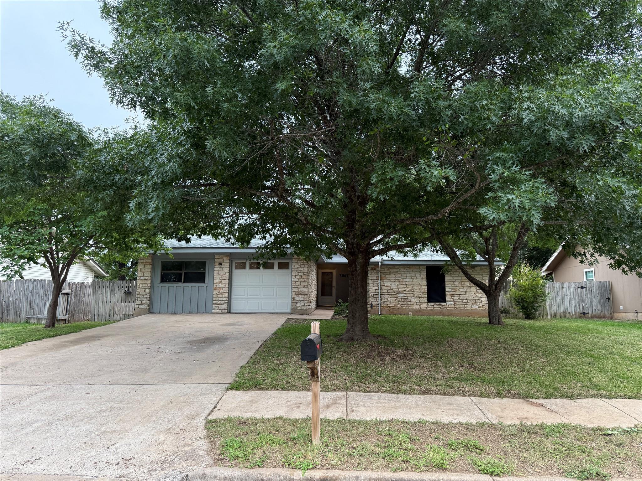 3907 Rolling Hill Property Photo
