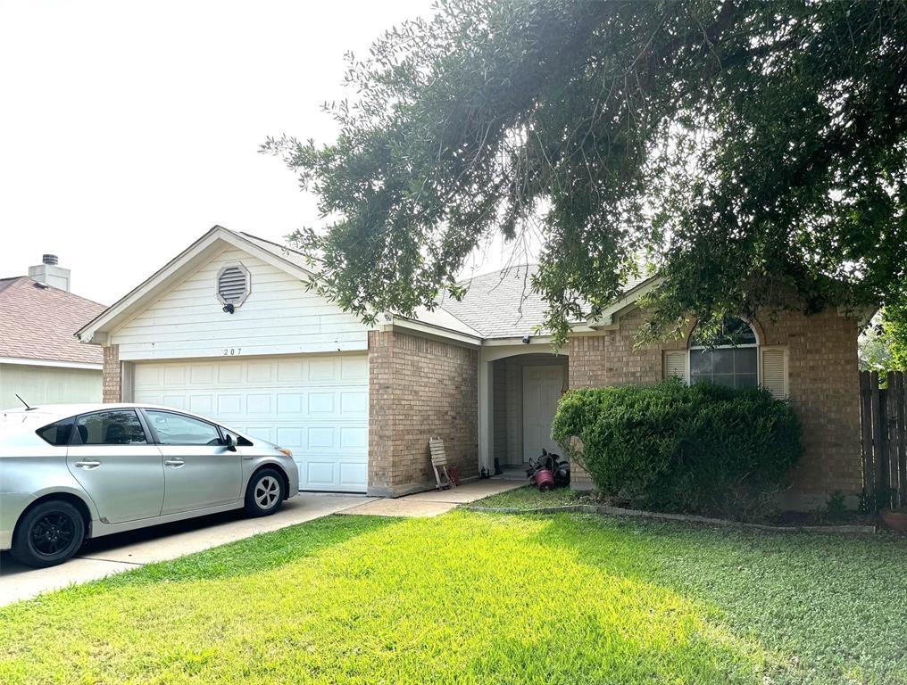 207 Summerside Ave Property Photo