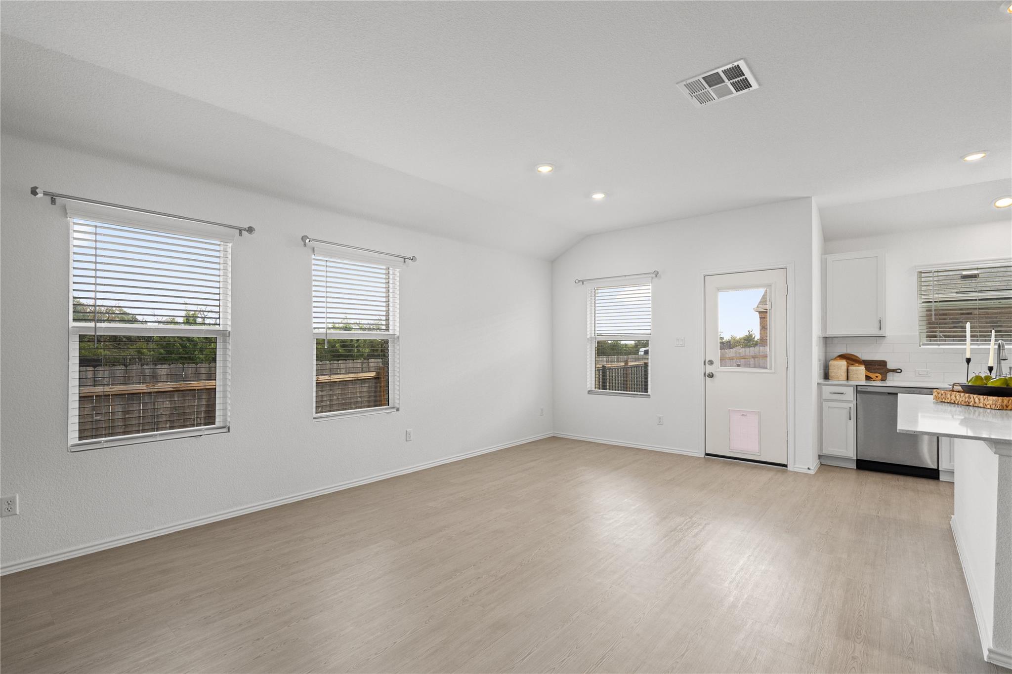 101 Sunrise Oak Cv Property Photo 6