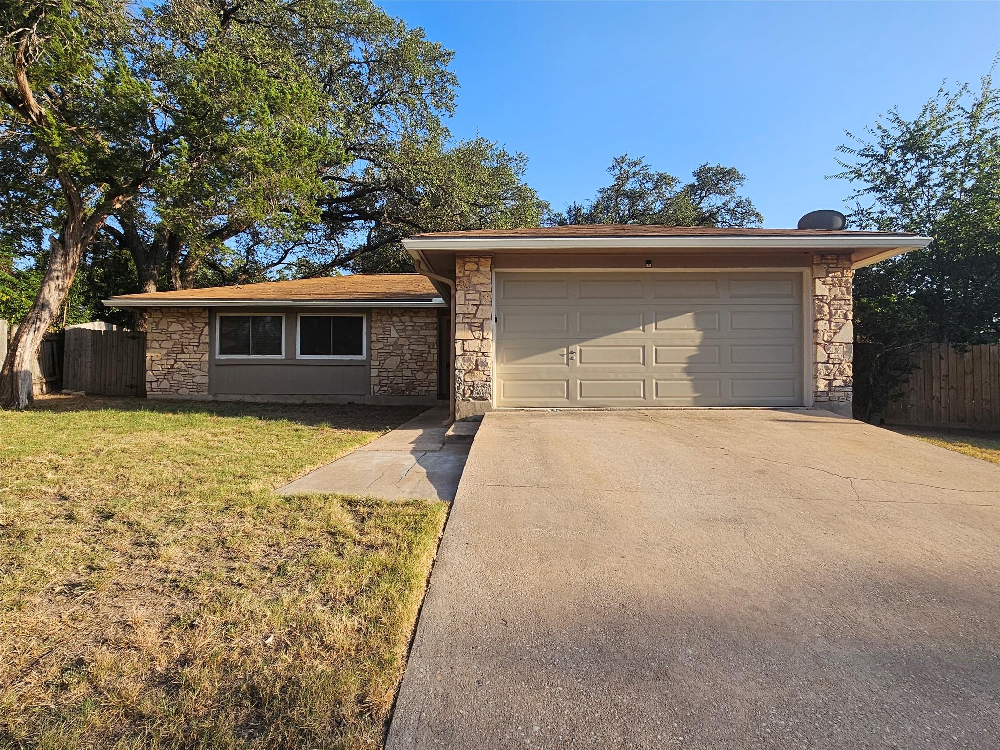 8005 Creekmere Ln Property Photo 1