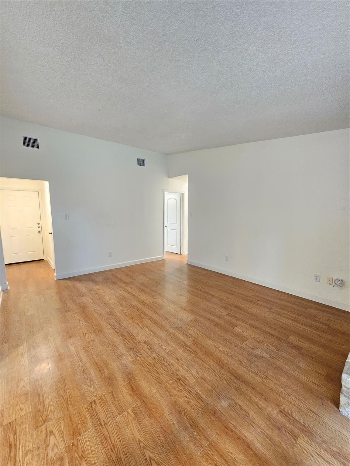 8005 Creekmere Ln Property Photo 4