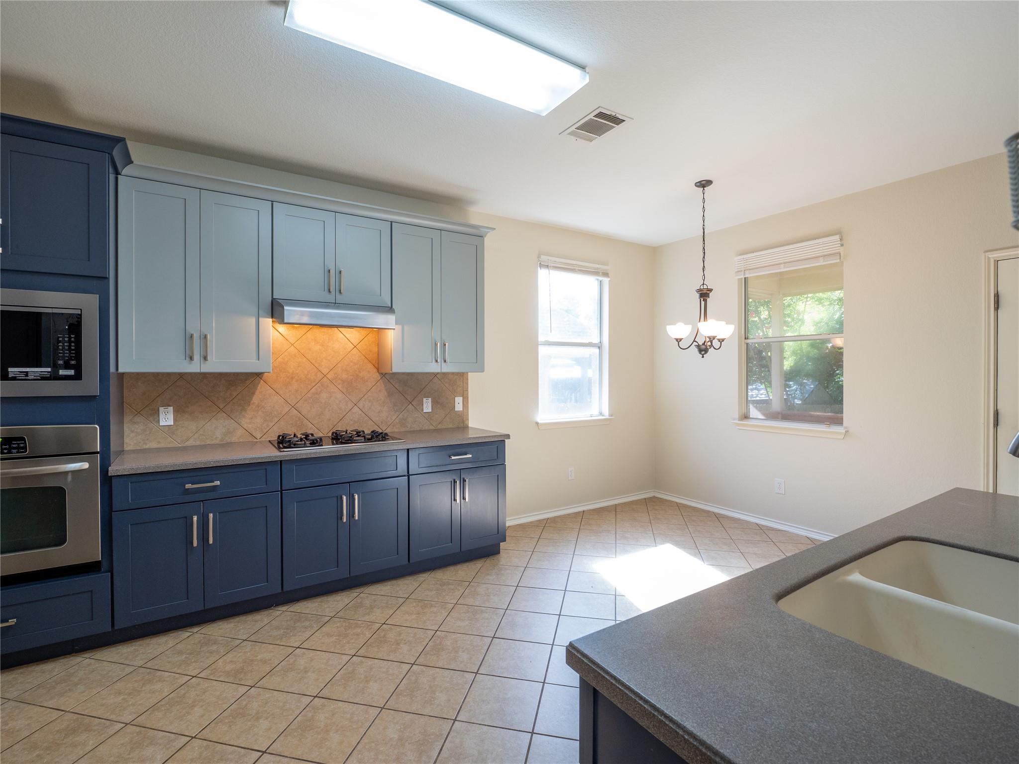 1710 Lomita Dr Property Photo 8