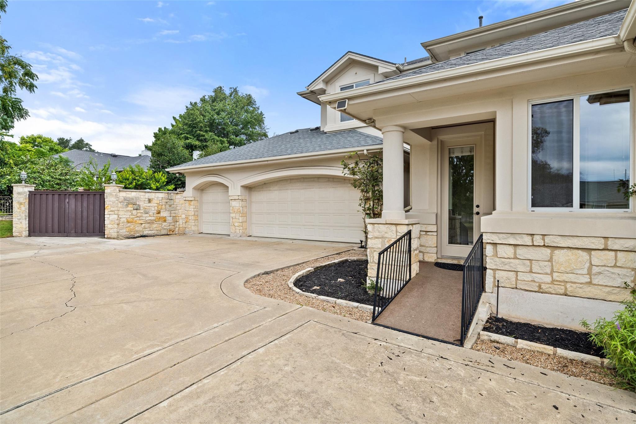 605 Ladin Ln Property Photo 4