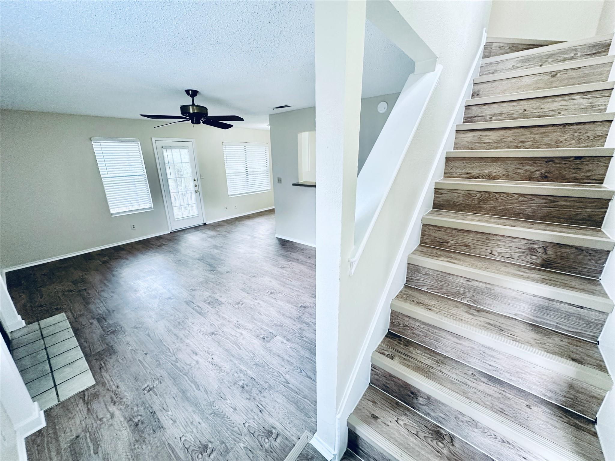 379 Fantail Loop #b Property Photo 3
