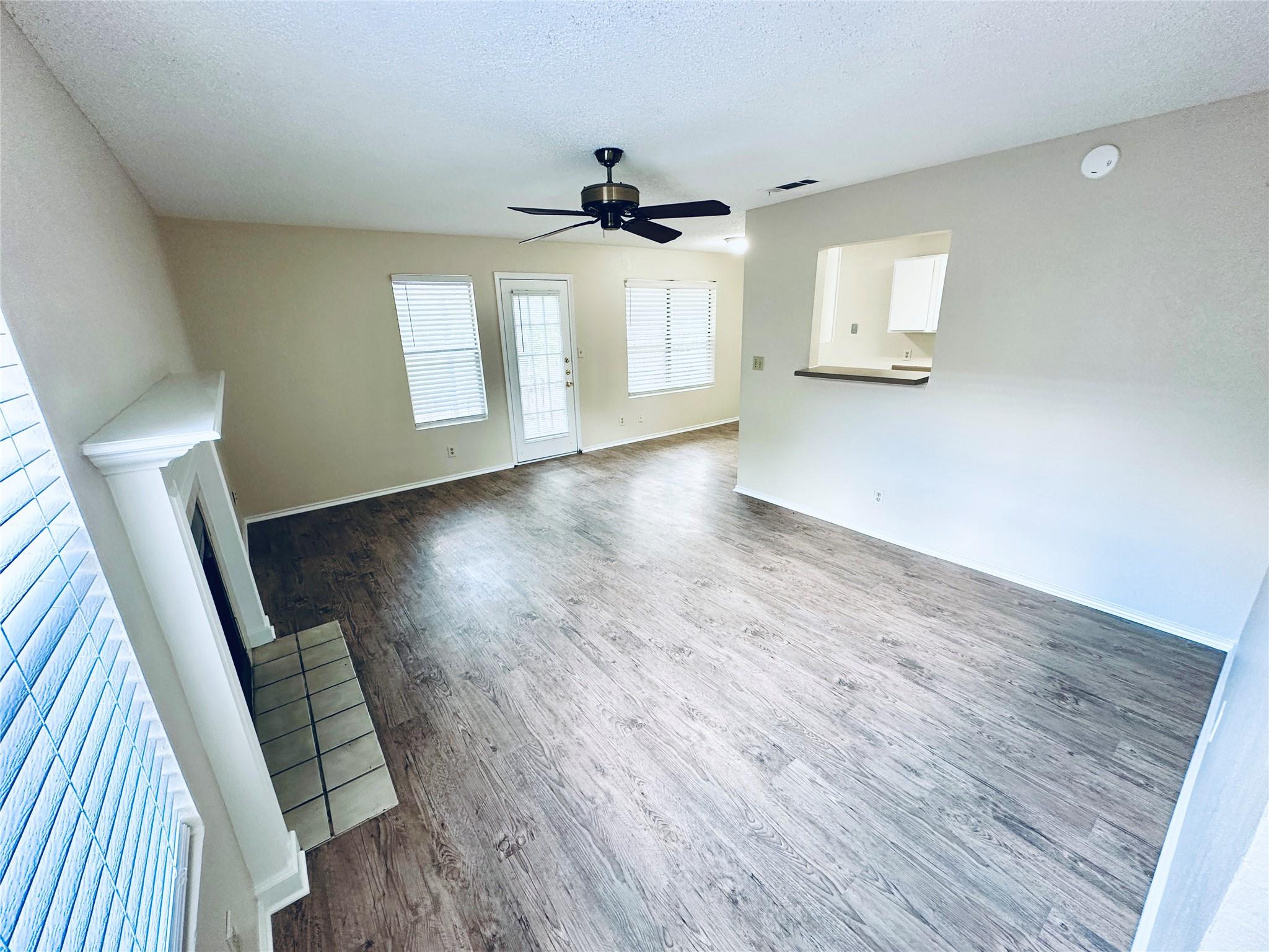 379 Fantail Loop #b Property Photo 4
