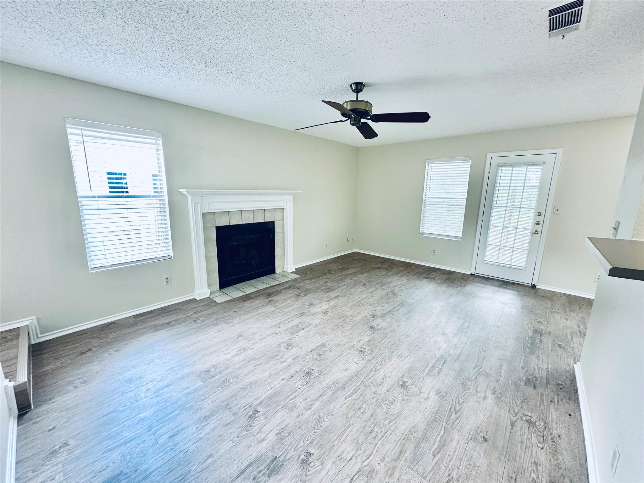 379 Fantail Loop #b Property Photo 6