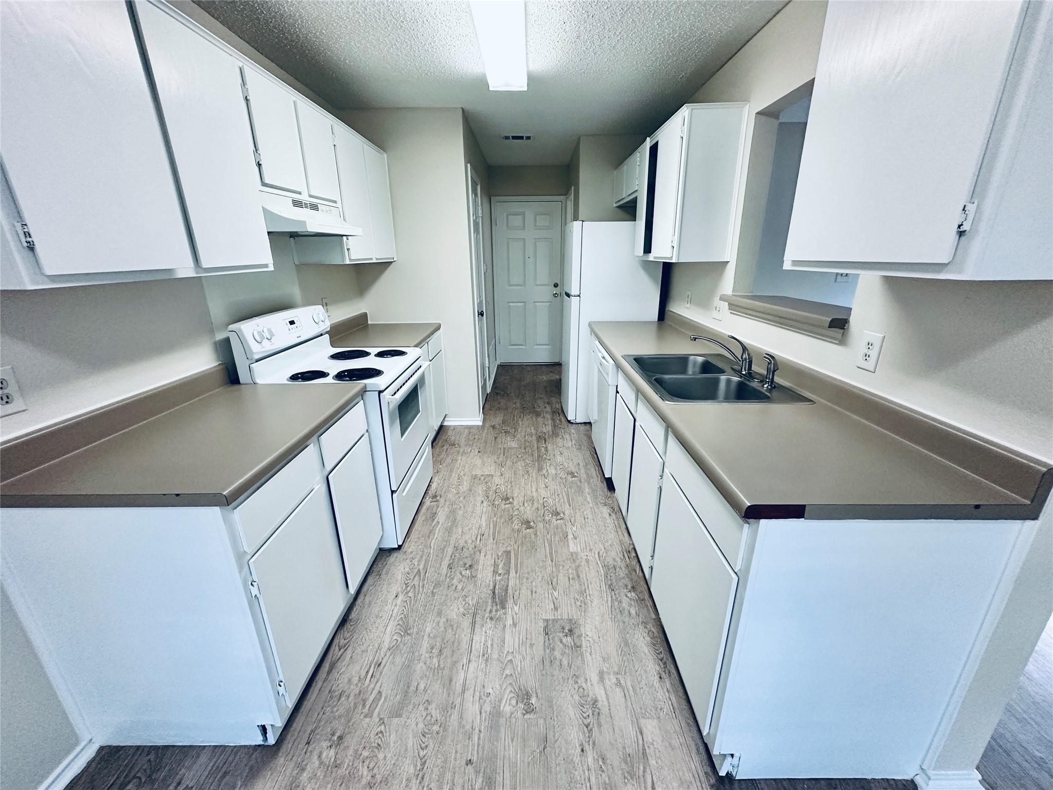379 Fantail Loop #b Property Photo 12