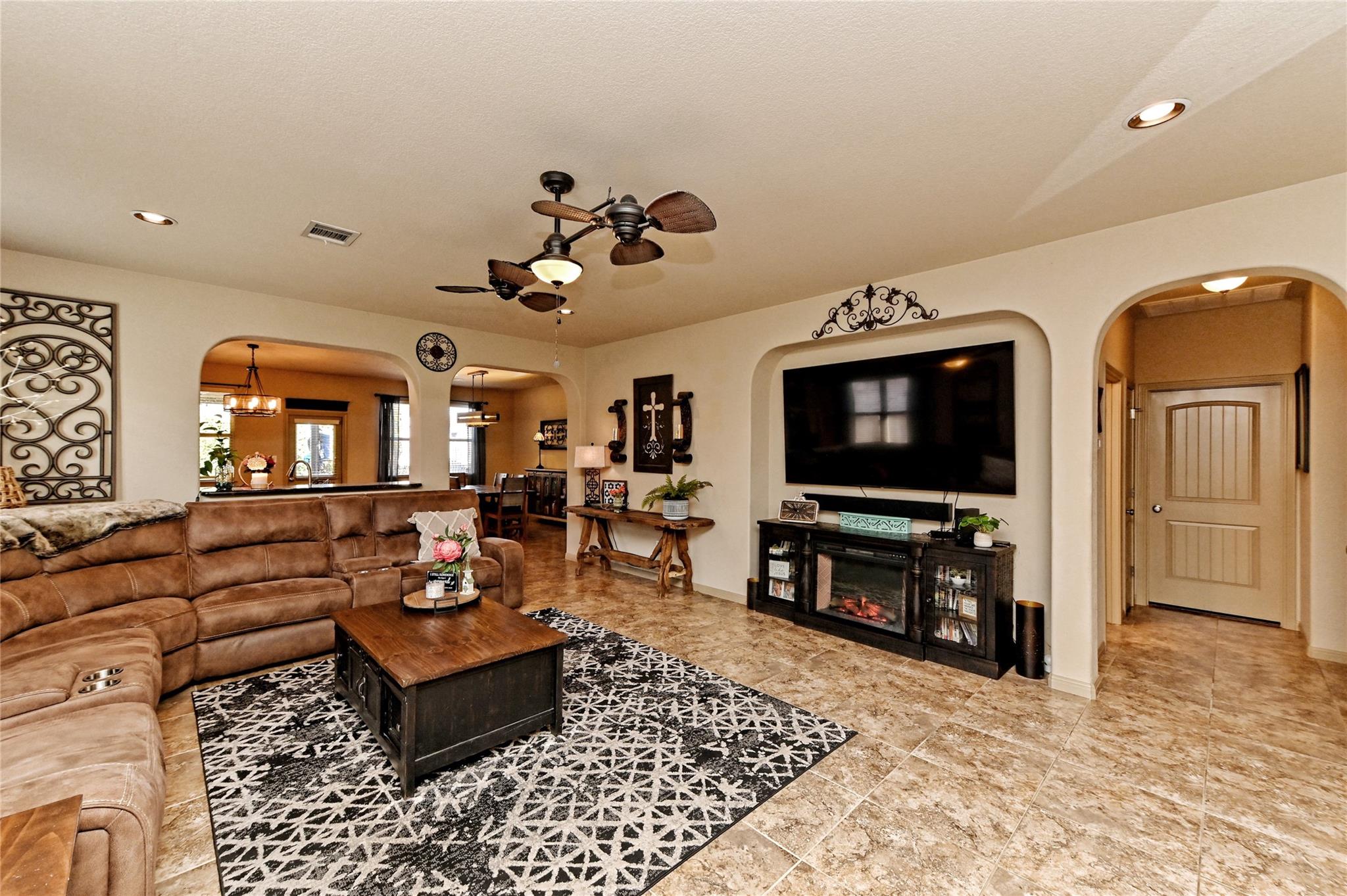 707 Hedgewood Dr Property Photo 3