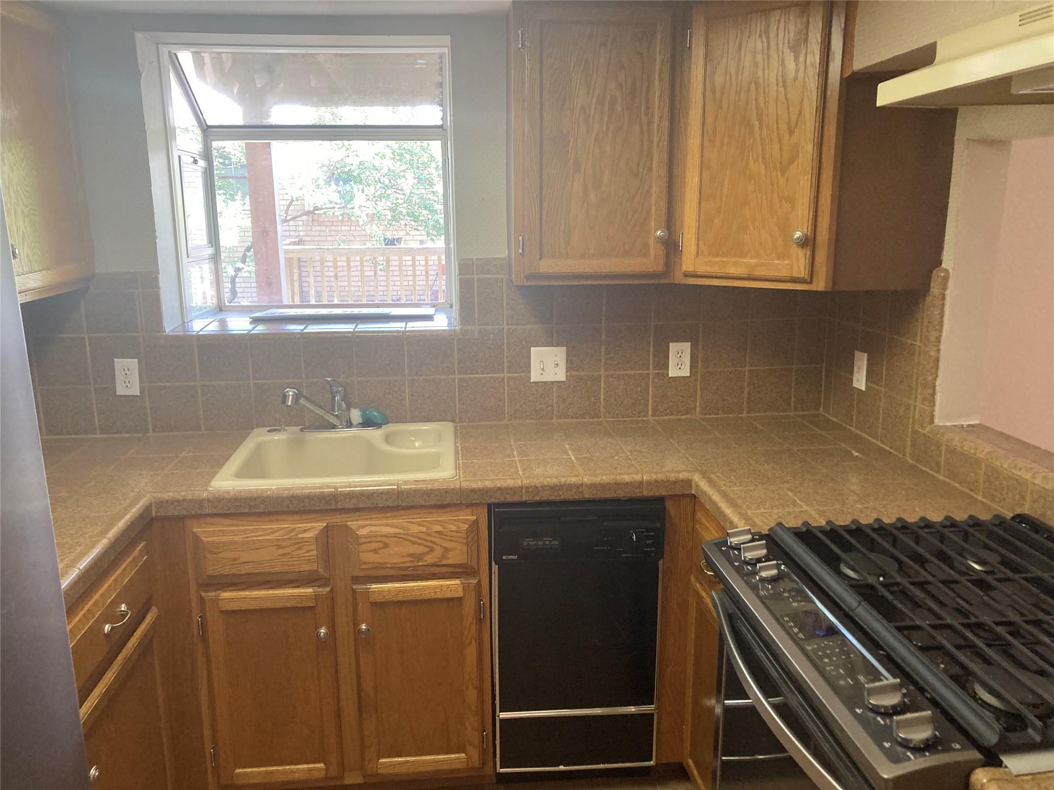 912 E 32nd St. St E #101 Property Photo 10