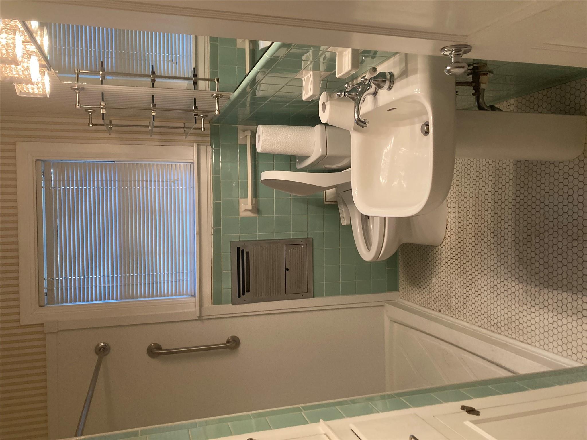 912 E 32nd St. St E #101 Property Photo 13