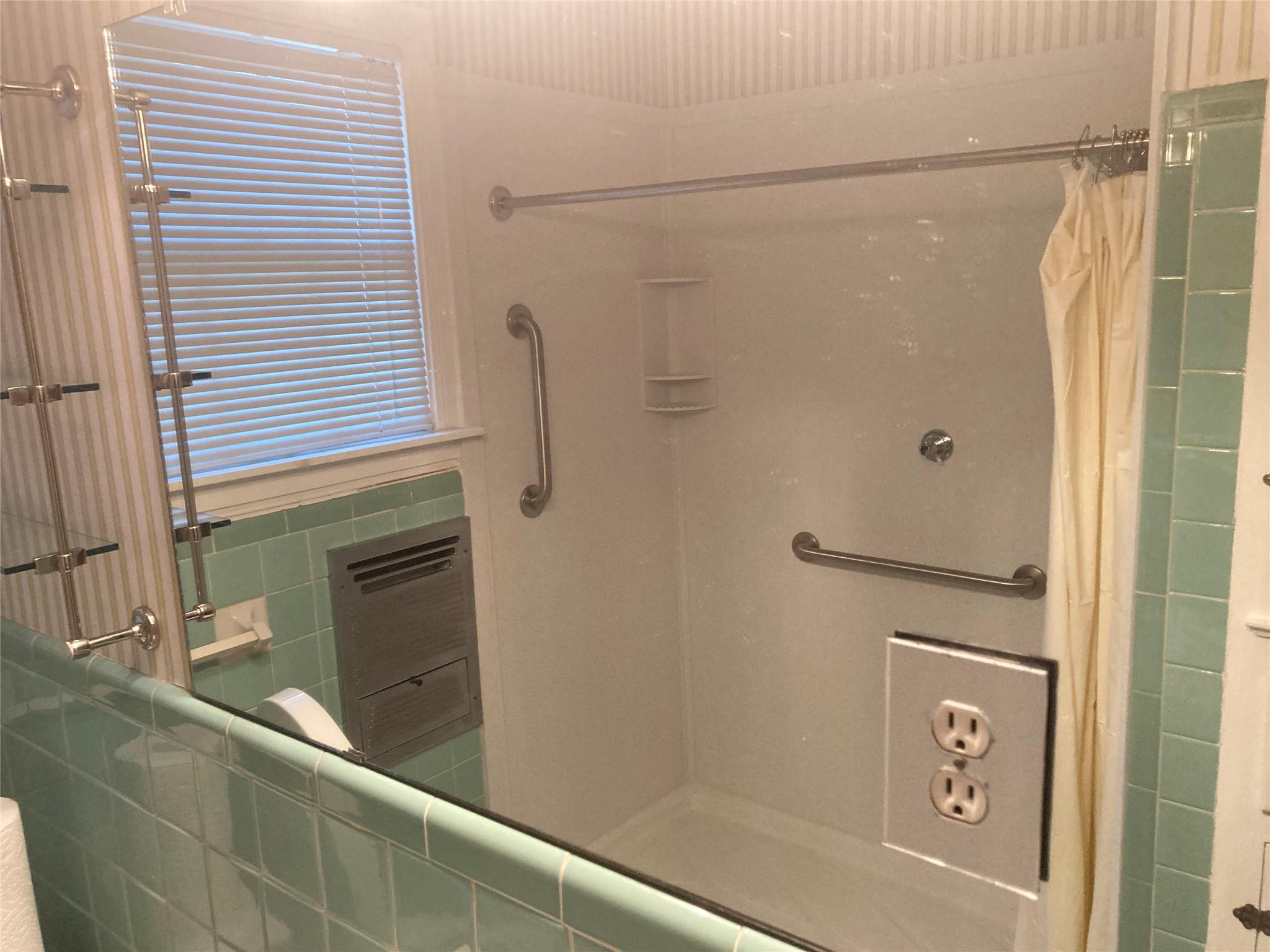 912 E 32nd St. St E #101 Property Photo 17