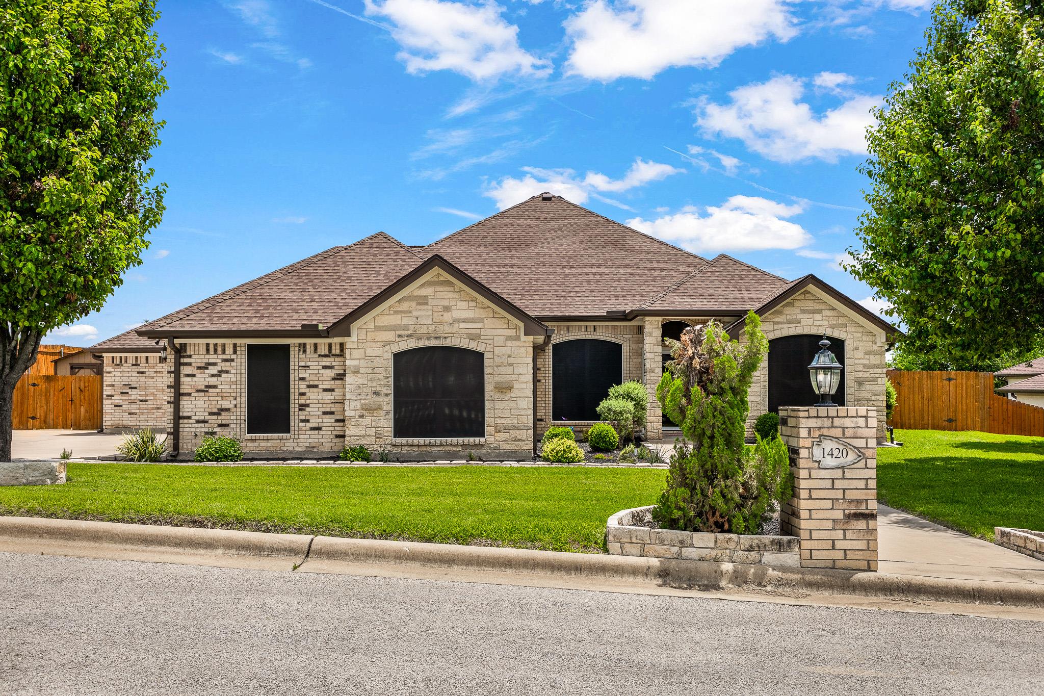 1420 Gomer Ln Property Photo