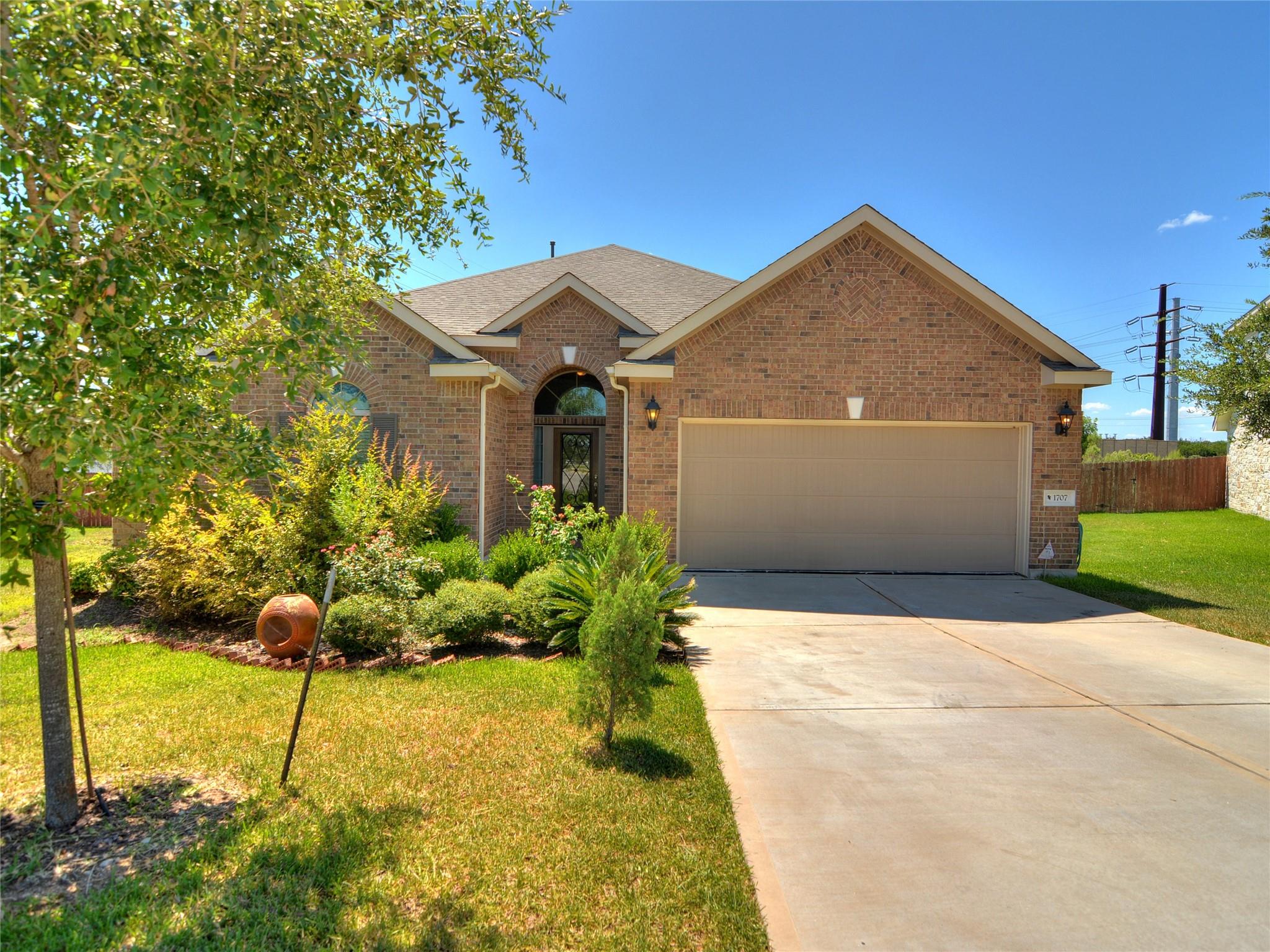 1707 Oakland Dr Property Photo 2