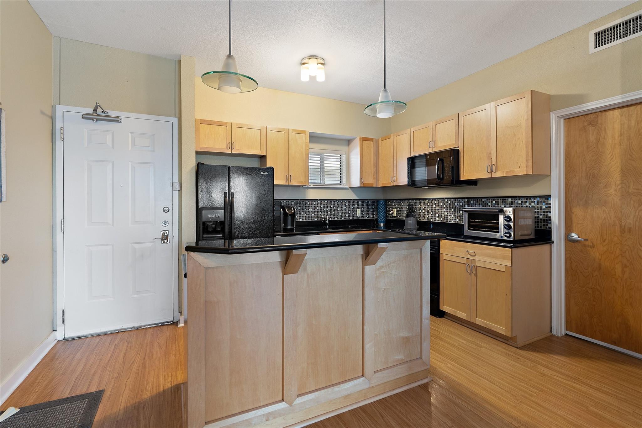 711 W 26th St #307 Property Photo 8