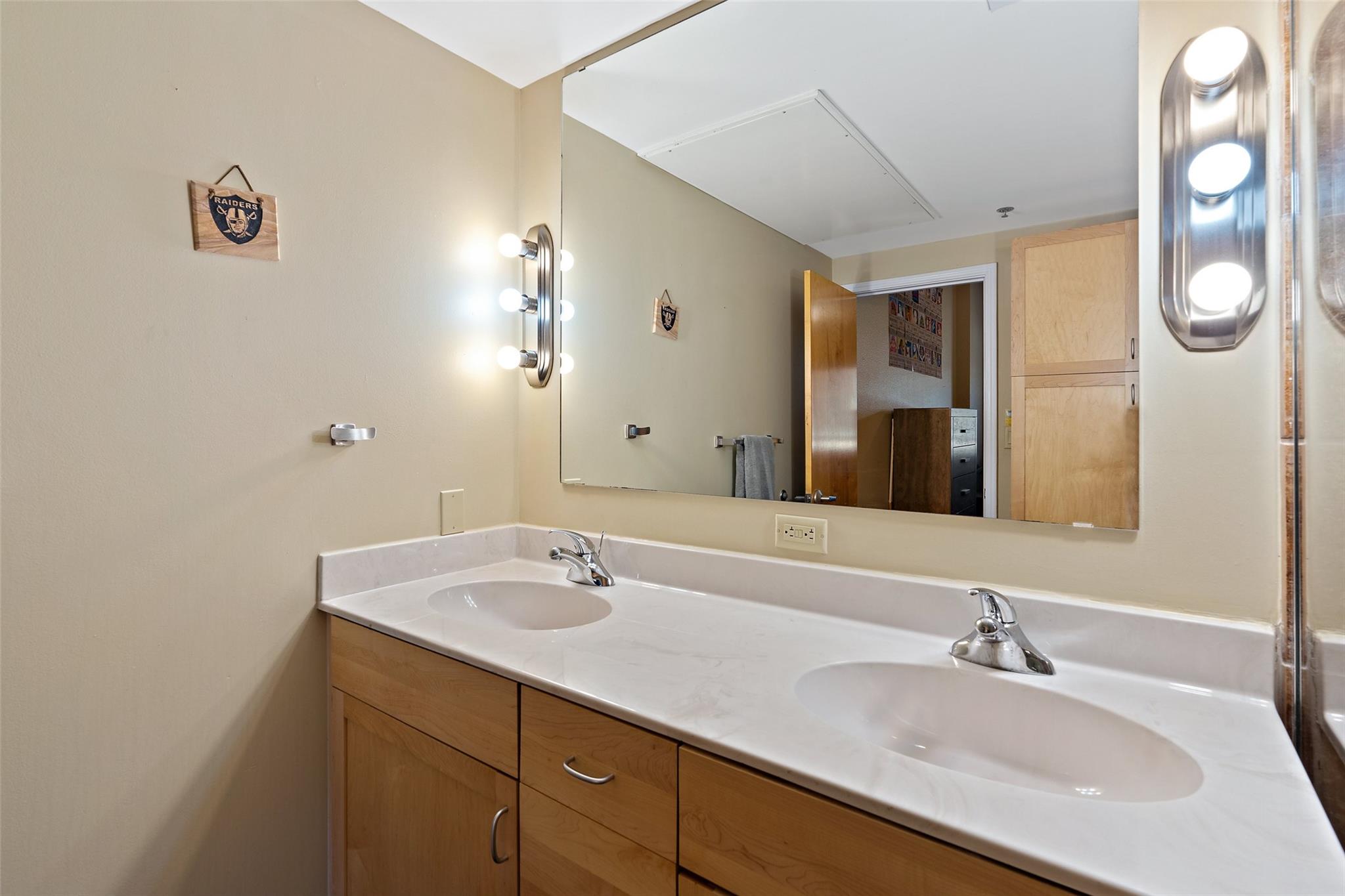 711 W 26th St #307 Property Photo 16