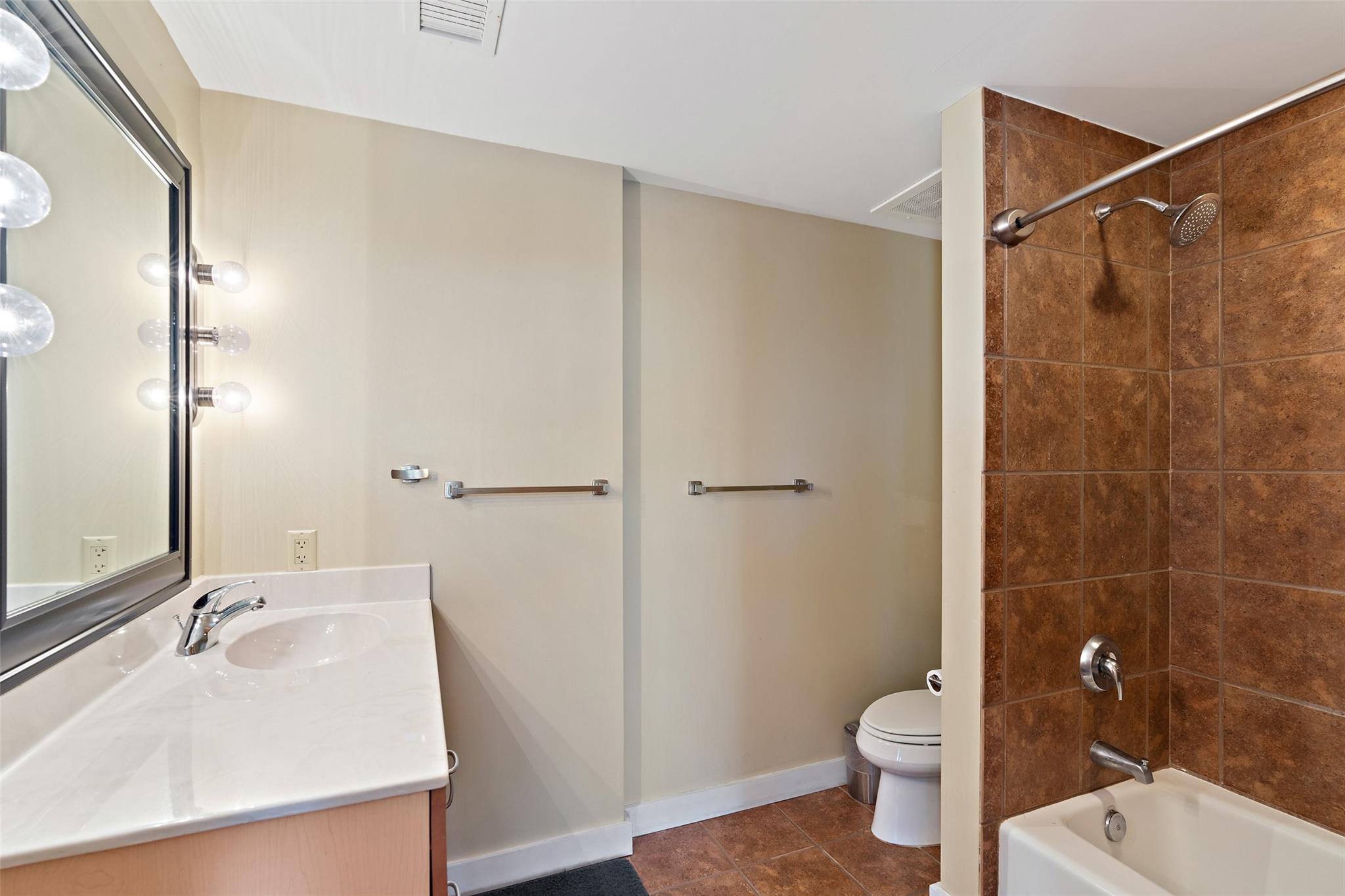 711 W 26th St #307 Property Photo 17