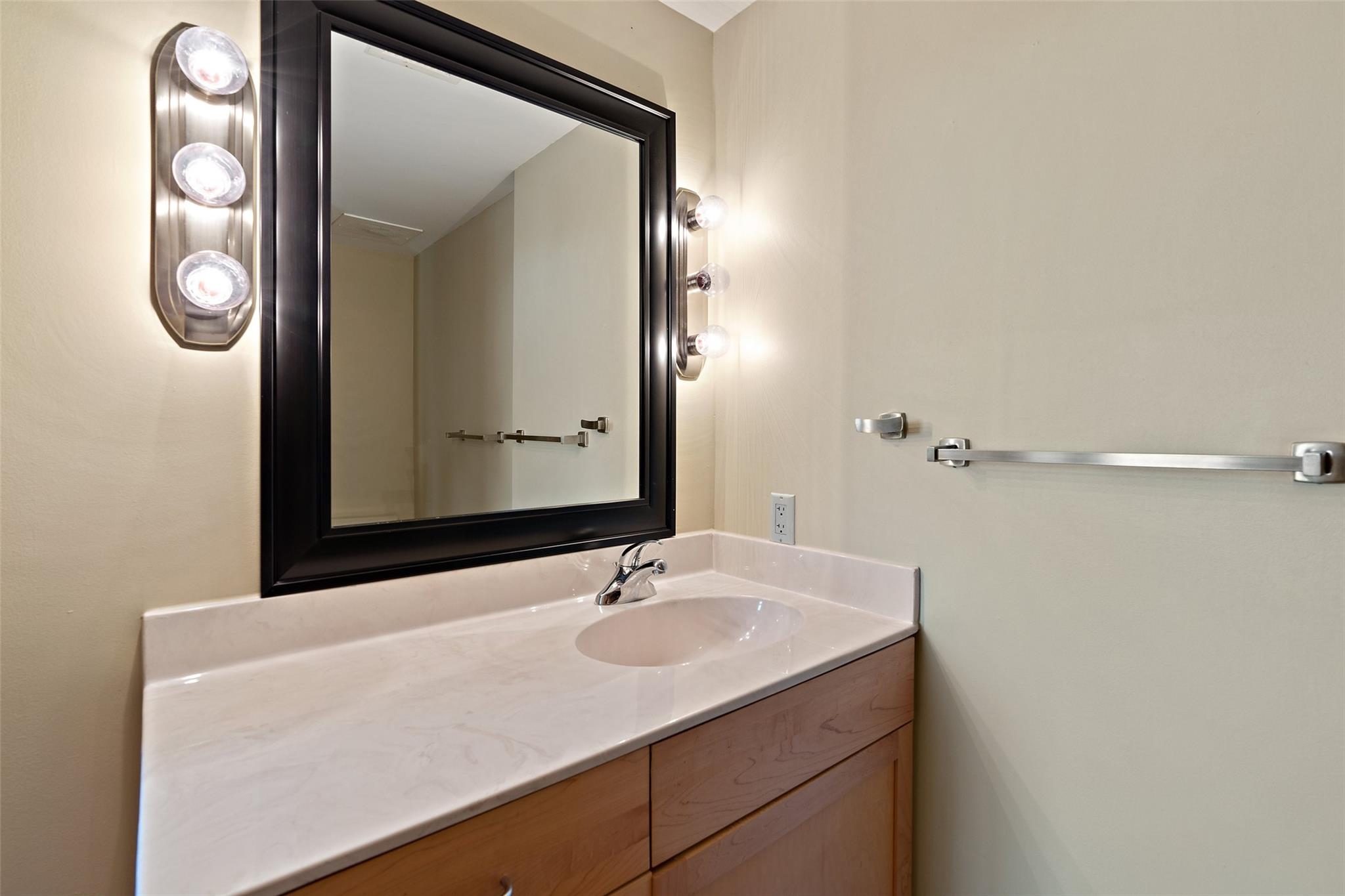 711 W 26th St #307 Property Photo 18