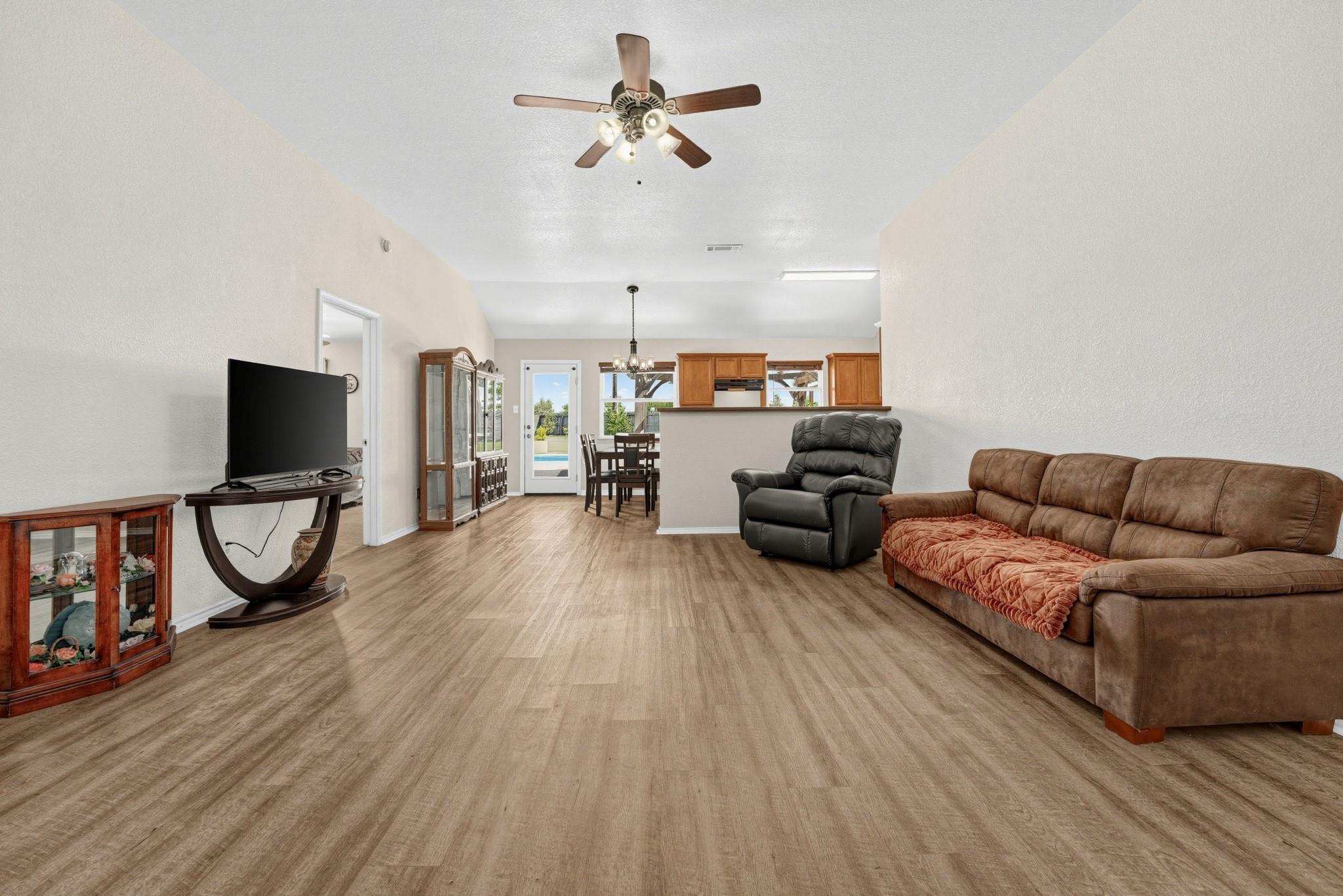 823 Ruby Ct Property Photo 3