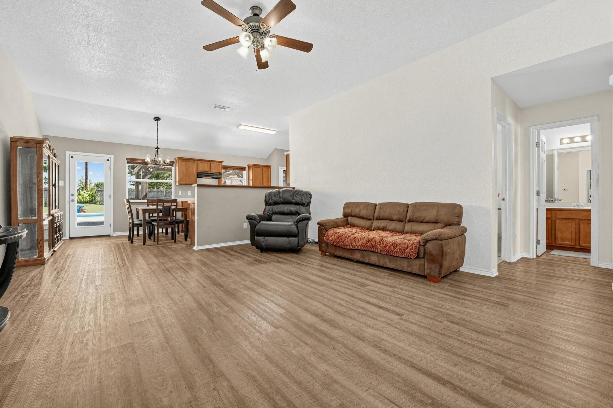 823 Ruby Ct Property Photo 4