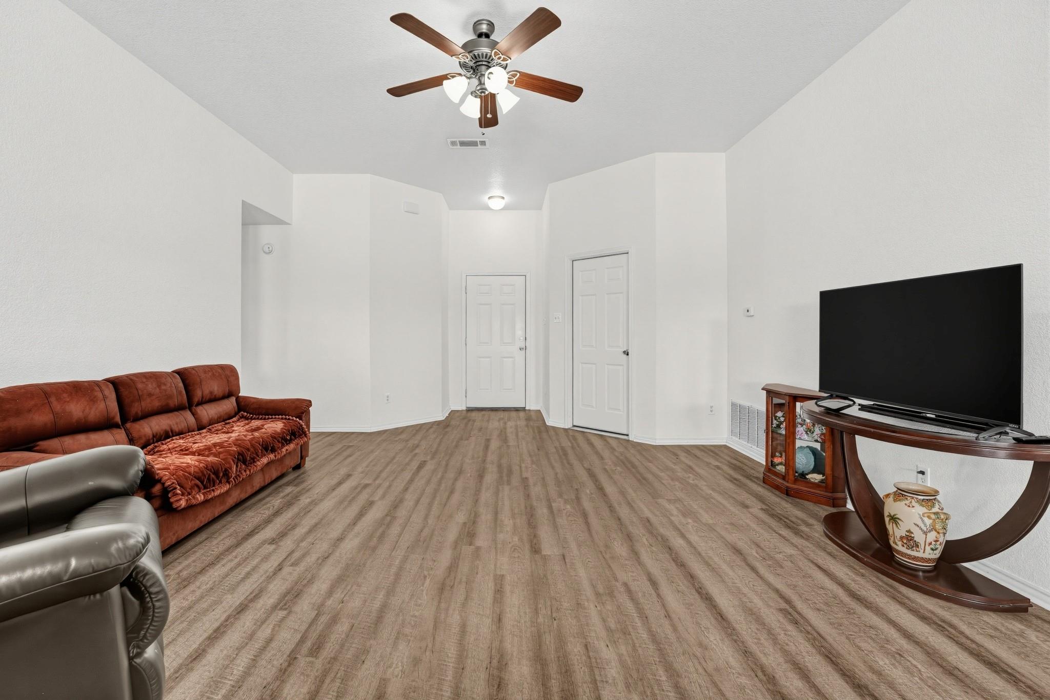 823 Ruby Ct Property Photo 5