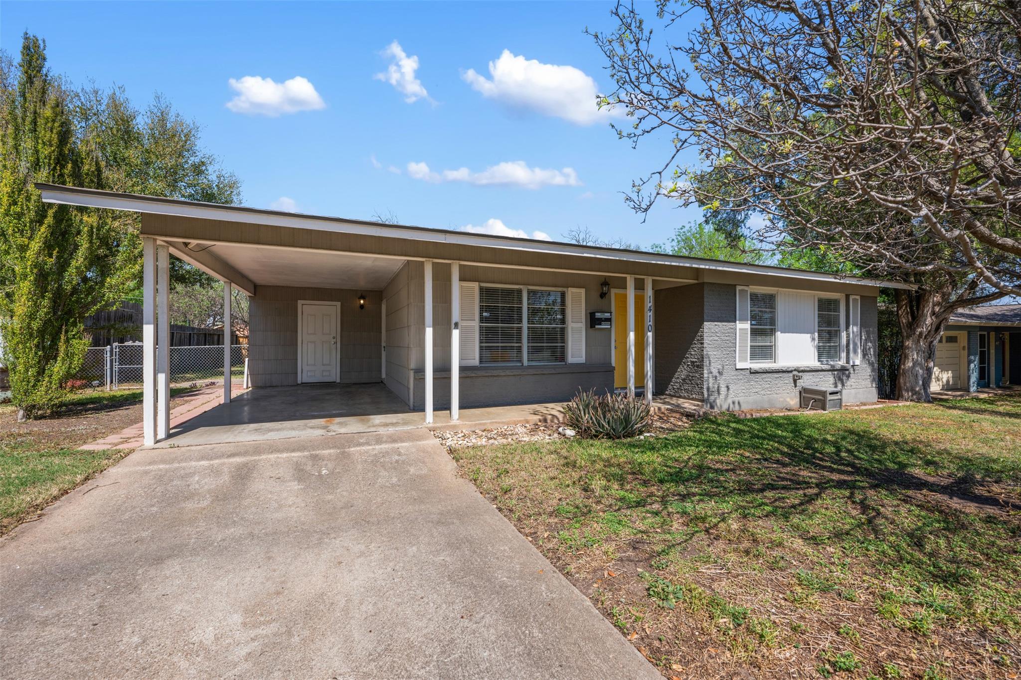 1410 Yorkshire Dr Property Photo 3