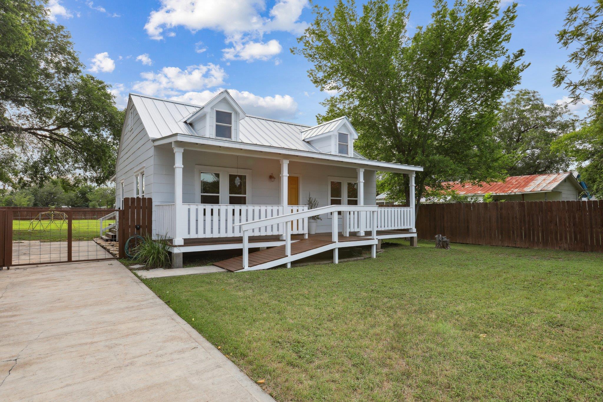 1916 Pecan St Property Photo 1
