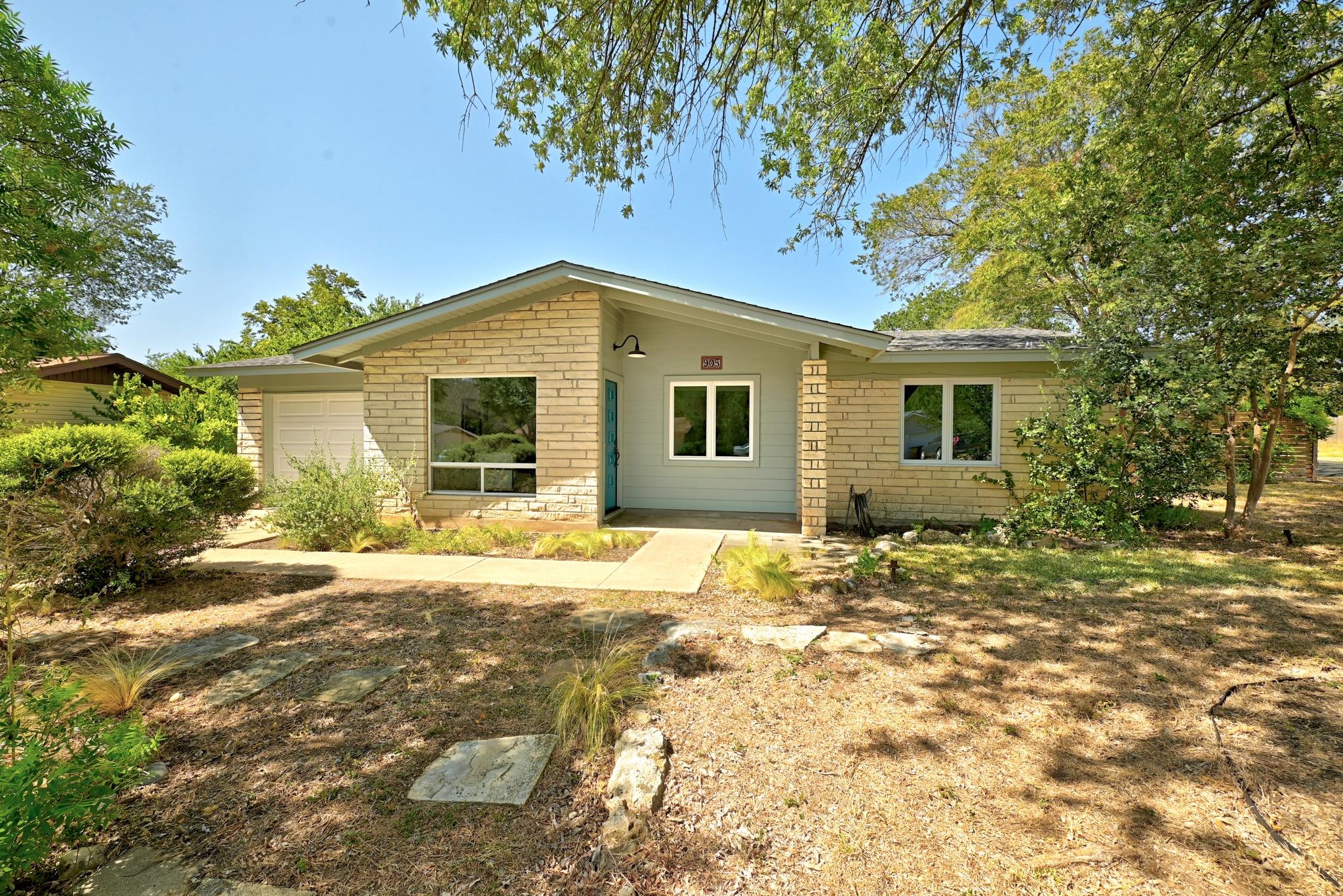 905 Emerald Wood Dr Property Photo 2