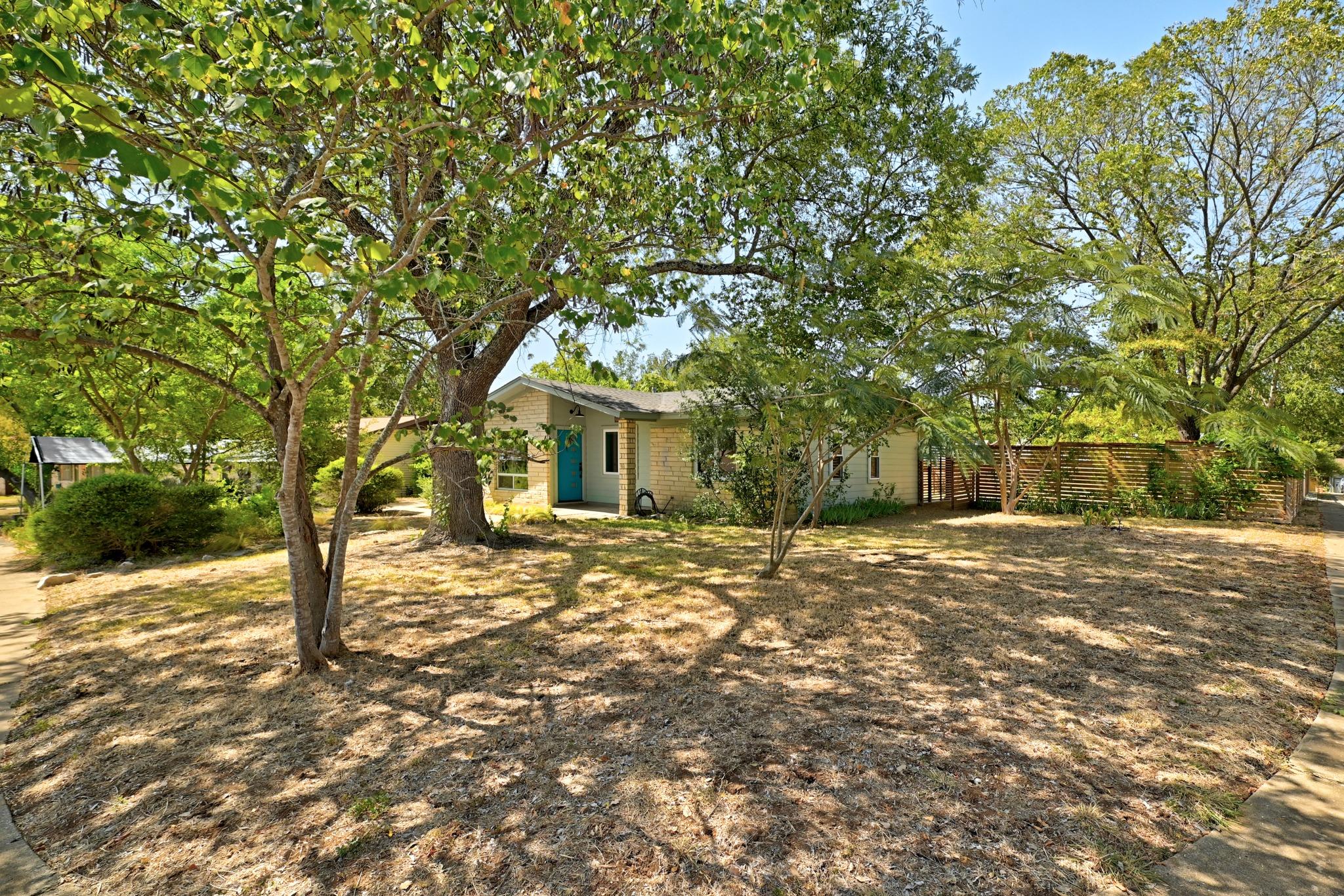 905 Emerald Wood Dr Property Photo 3