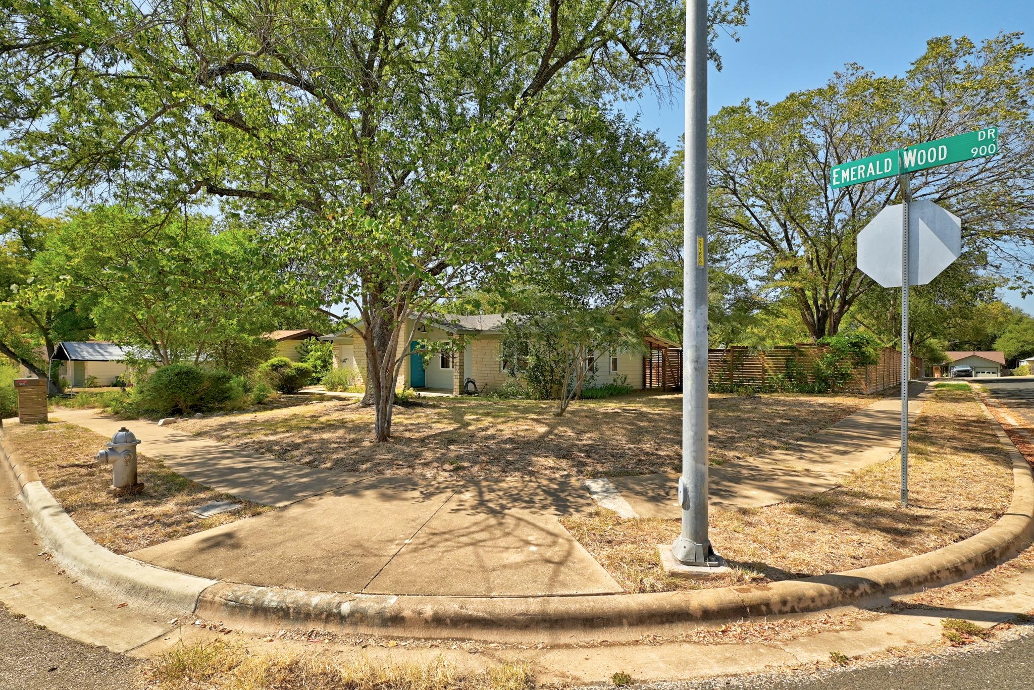 905 Emerald Wood Dr Property Photo 4