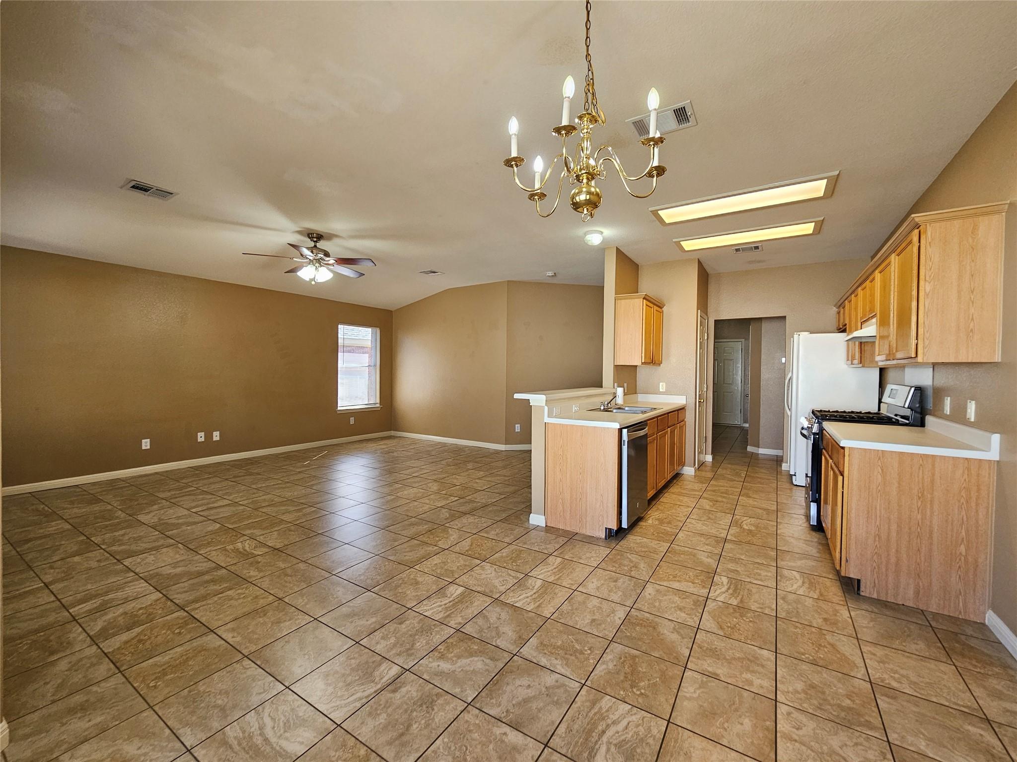 705 Settlement St Property Photo 3