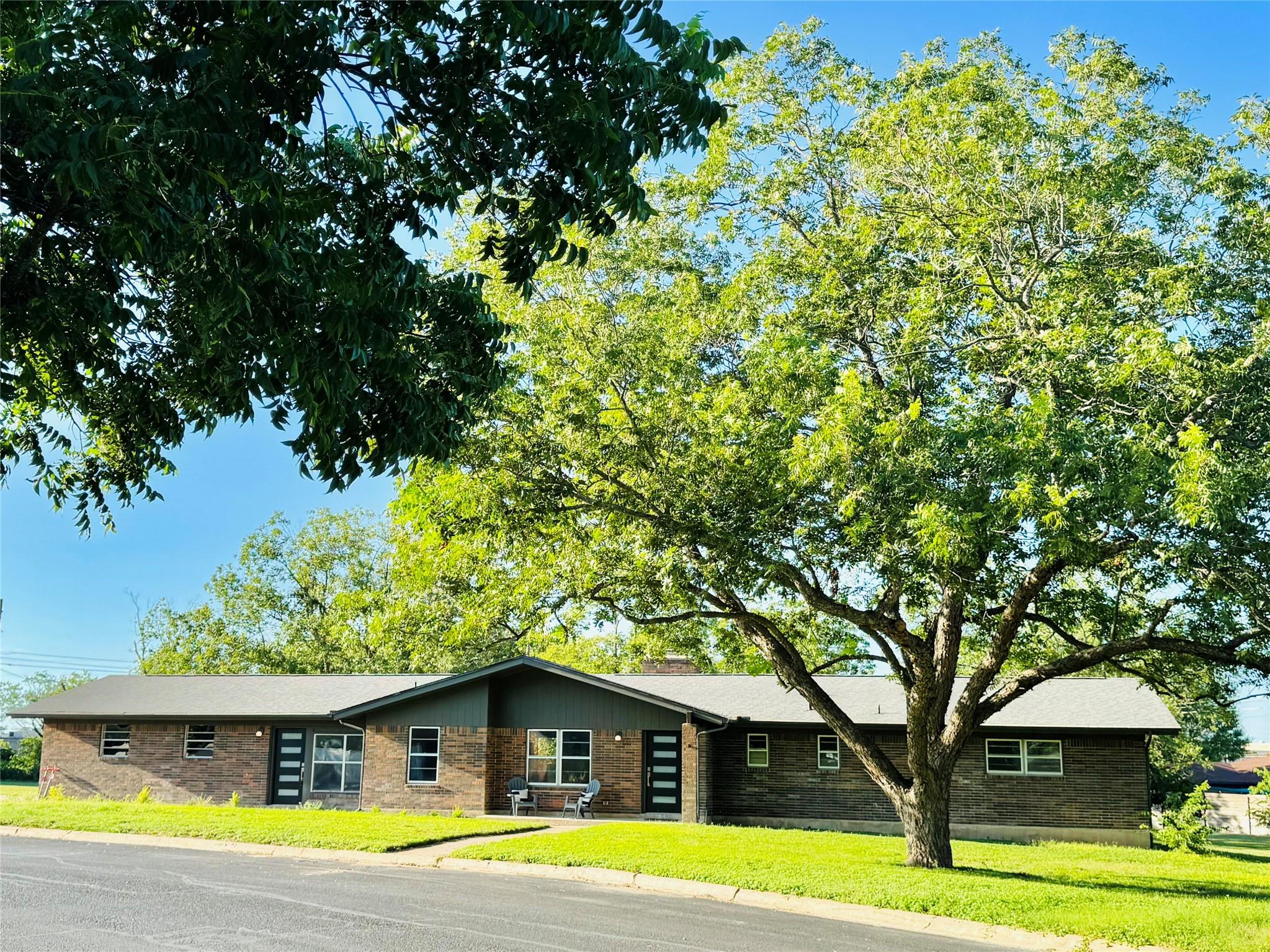 200 Corder Ln Property Photo 1
