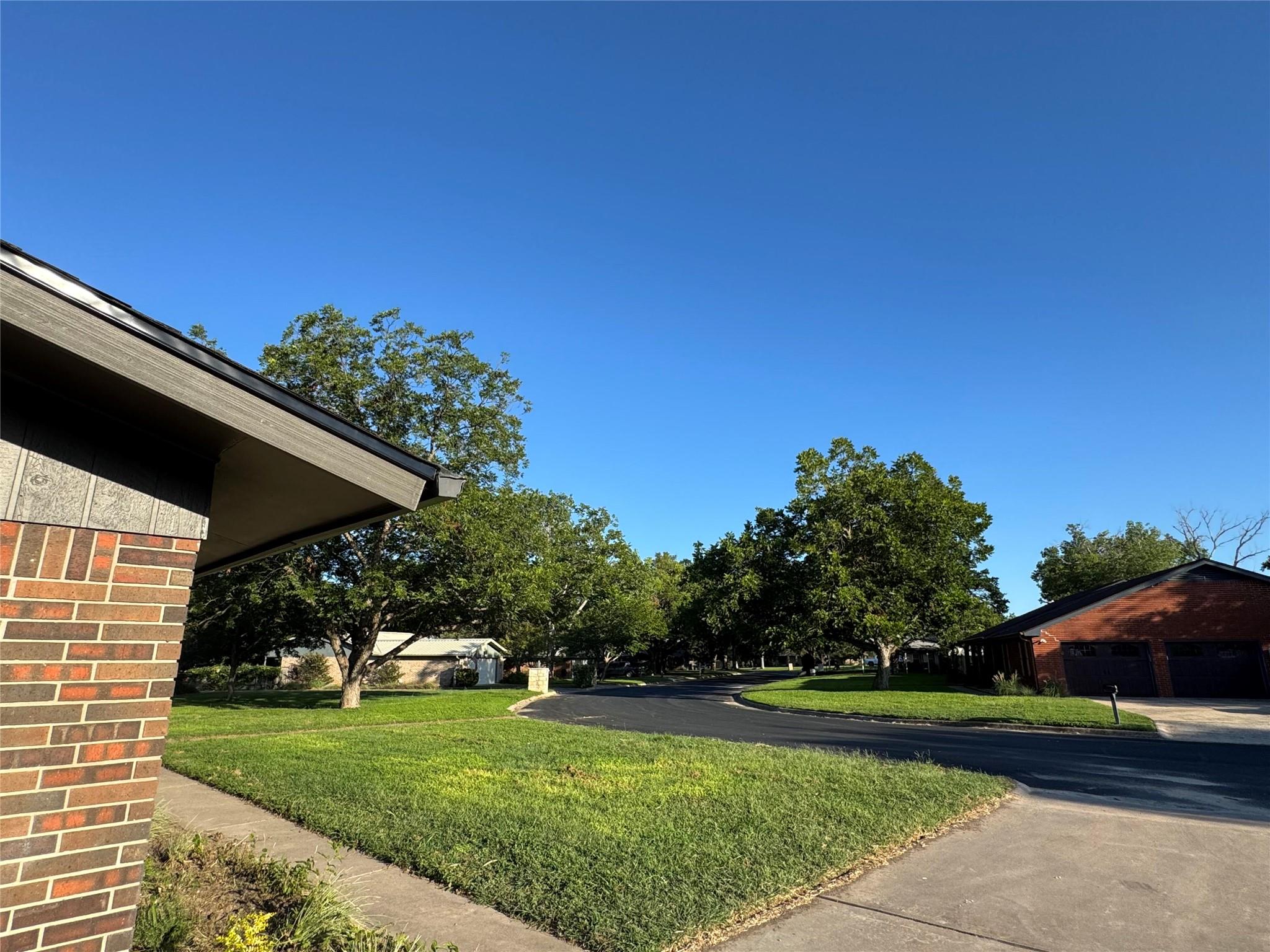 200 Corder Ln Property Photo 2
