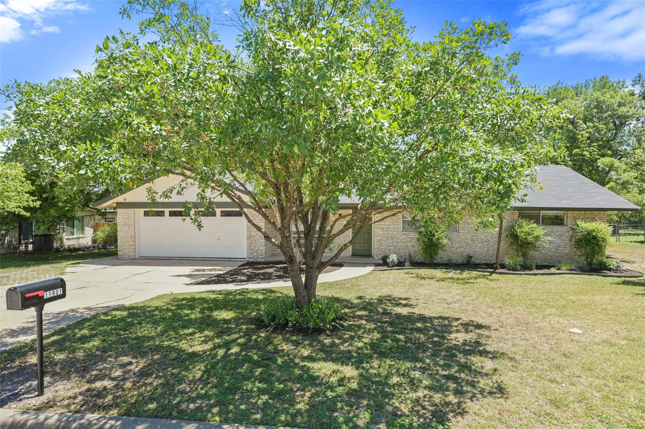 11401 Hunters Ln Property Photo