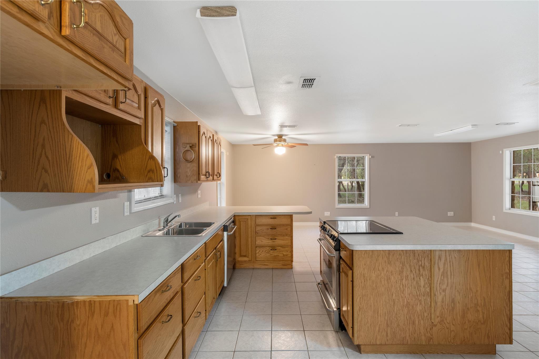 1050 Oak Grove Rd Property Photo 12
