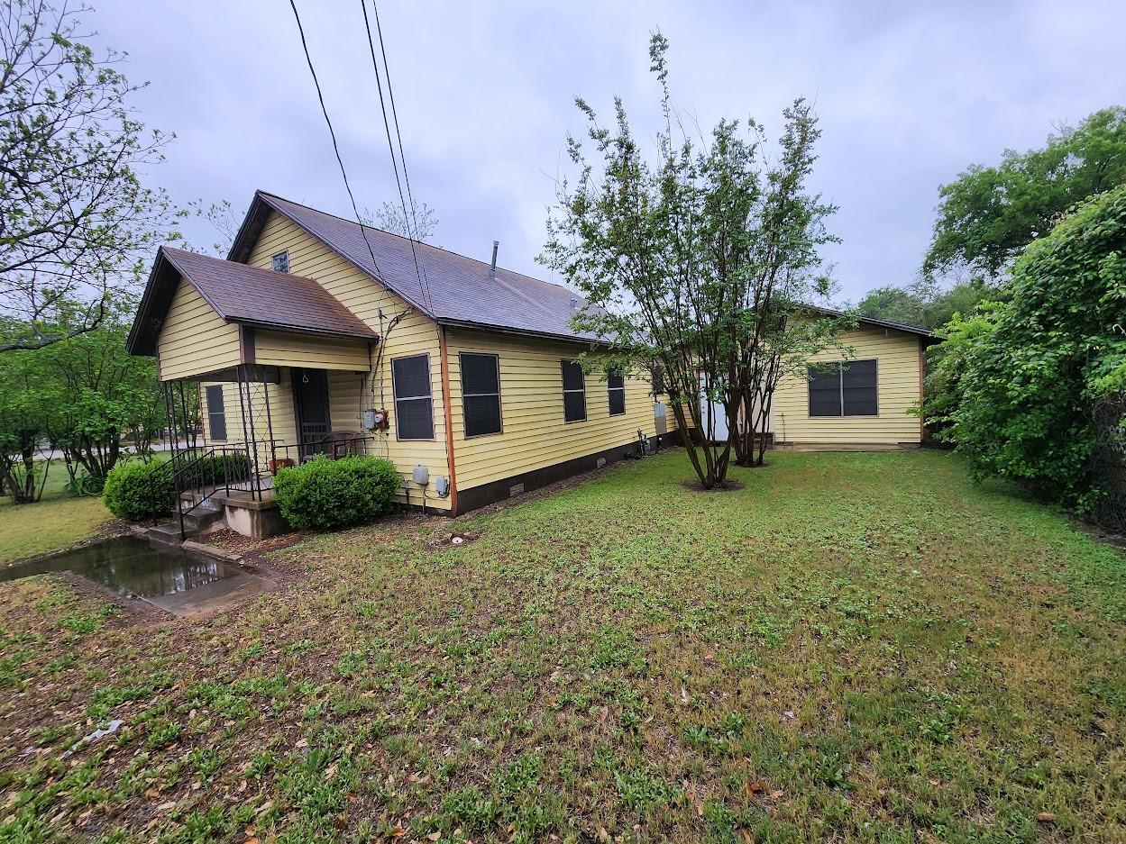 808 Montopolis Dr Property Photo 1
