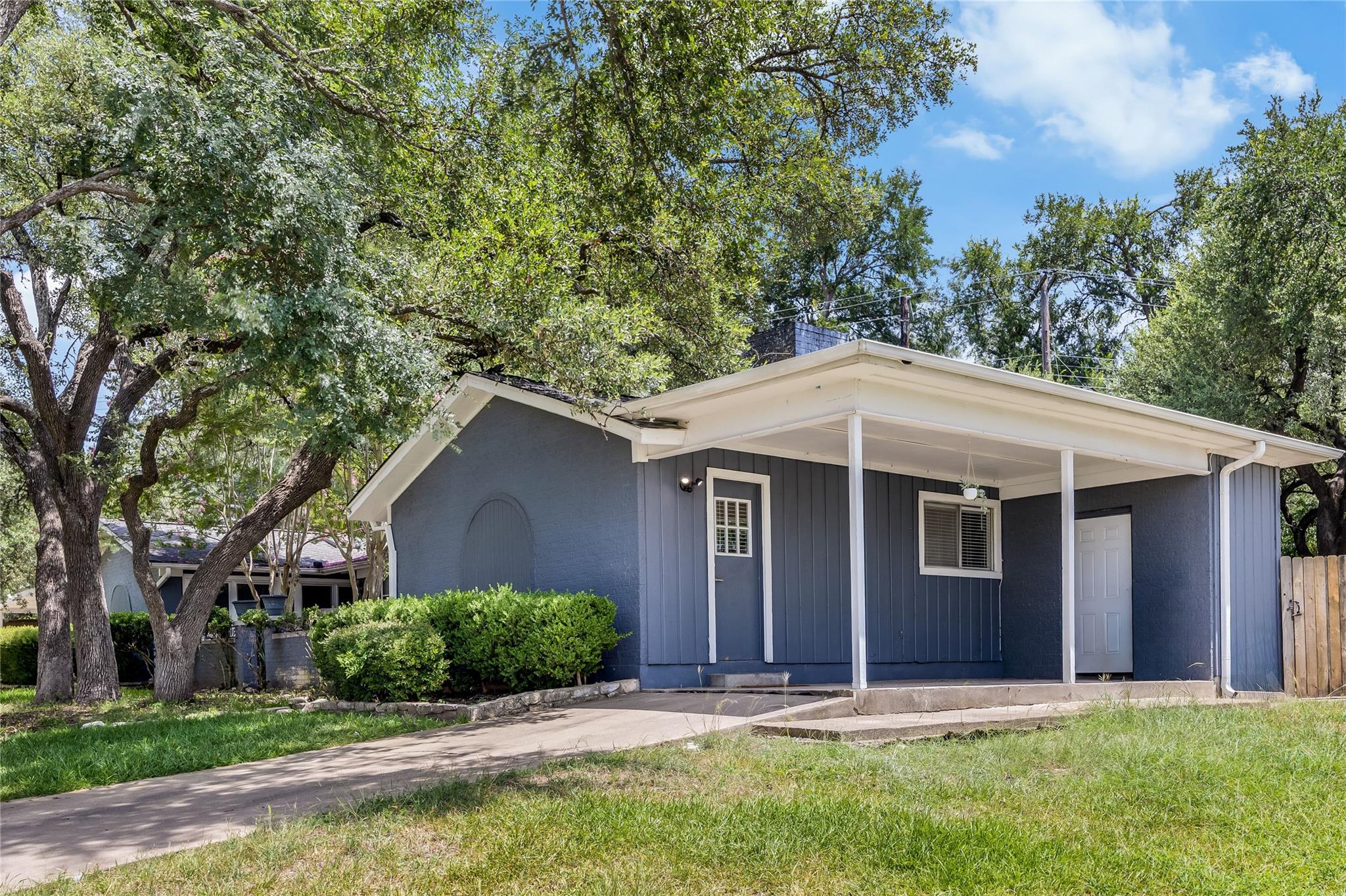 8803 Westover Club Dr #b Property Photo 4