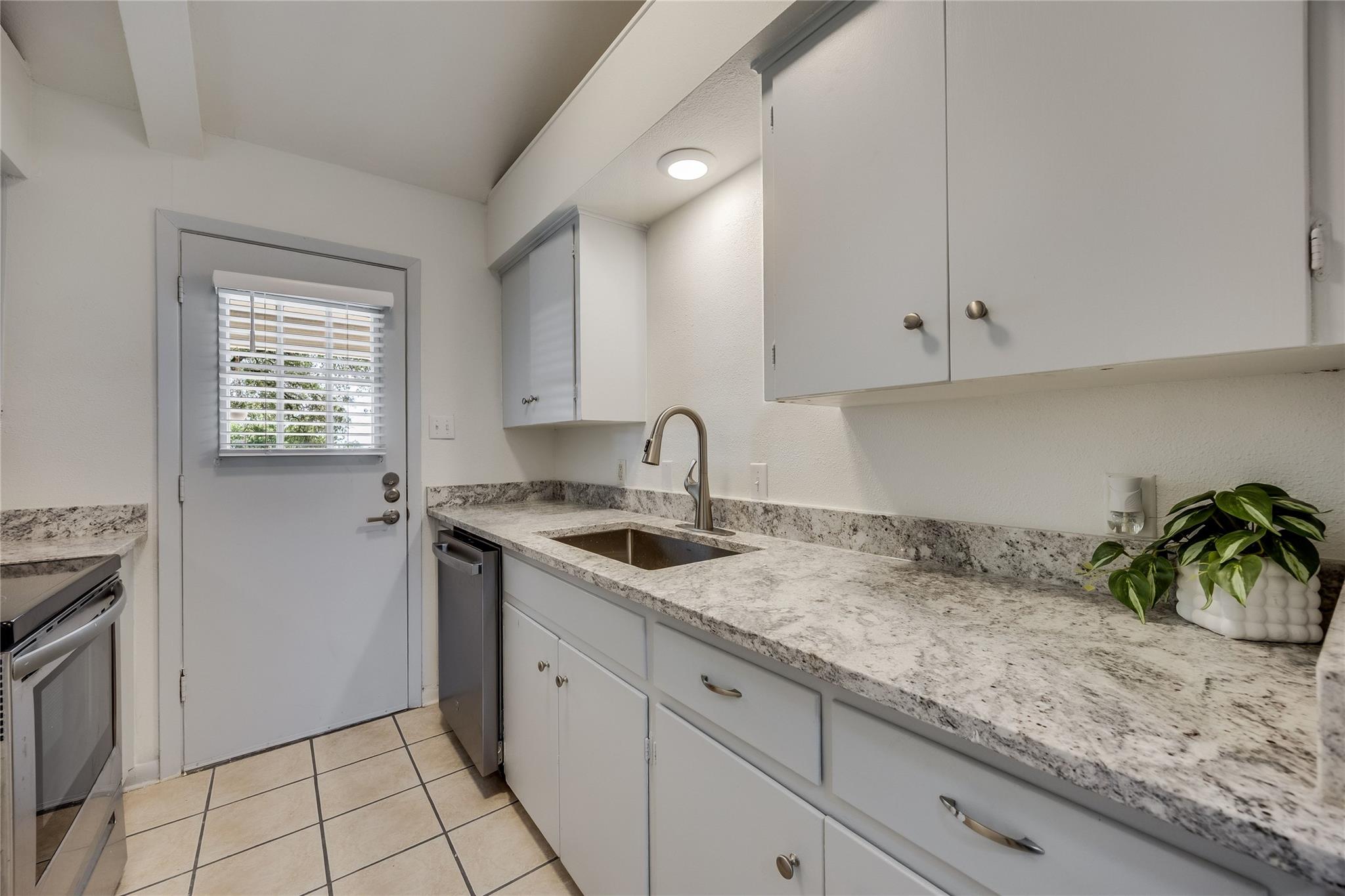 8803 Westover Club Dr #b Property Photo 7