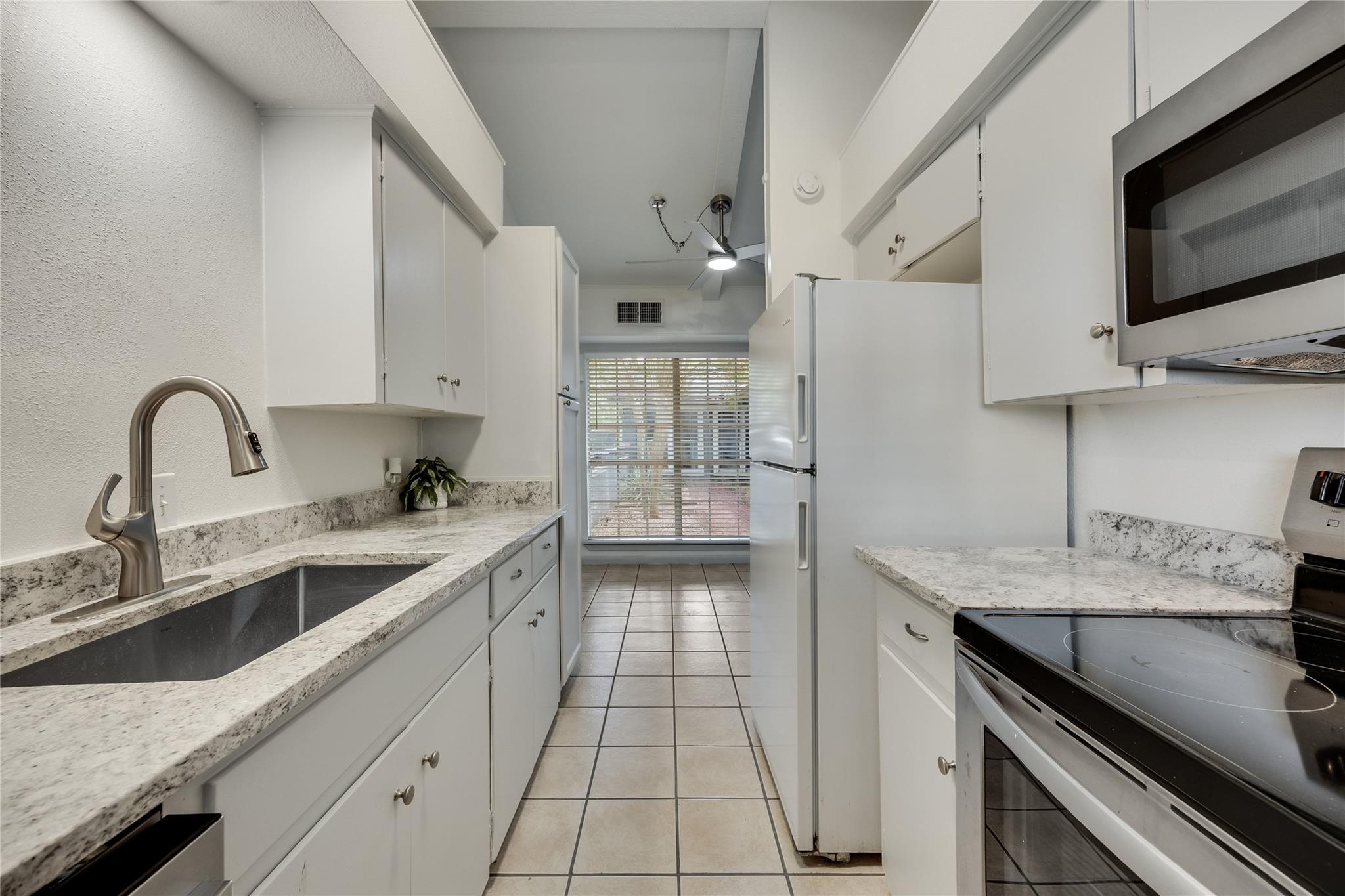 8803 Westover Club Dr #b Property Photo 9