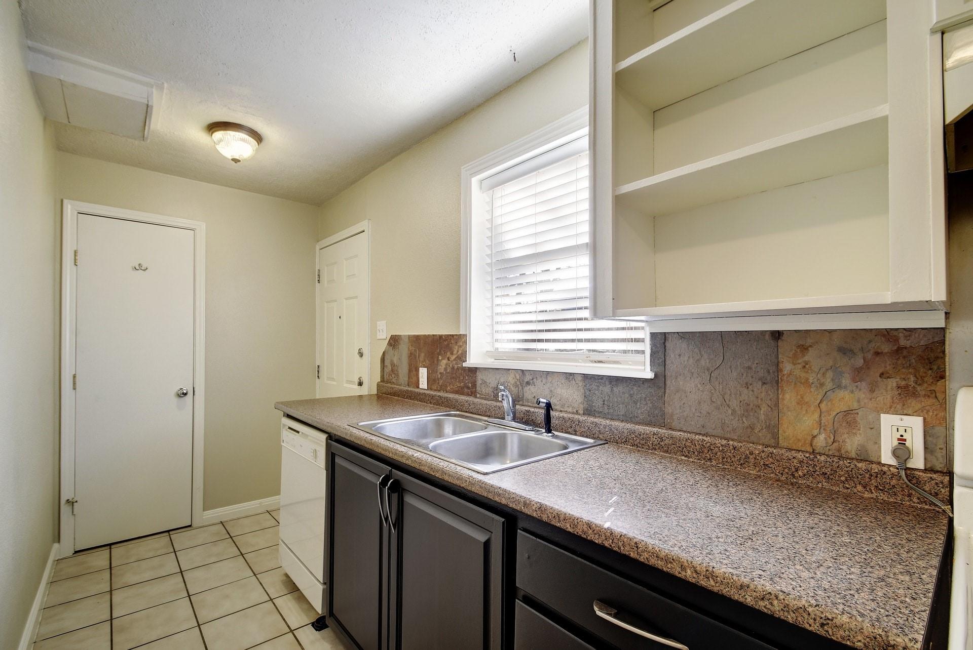 1704 E.m. Franklin Ave #unit C Property Photo 7