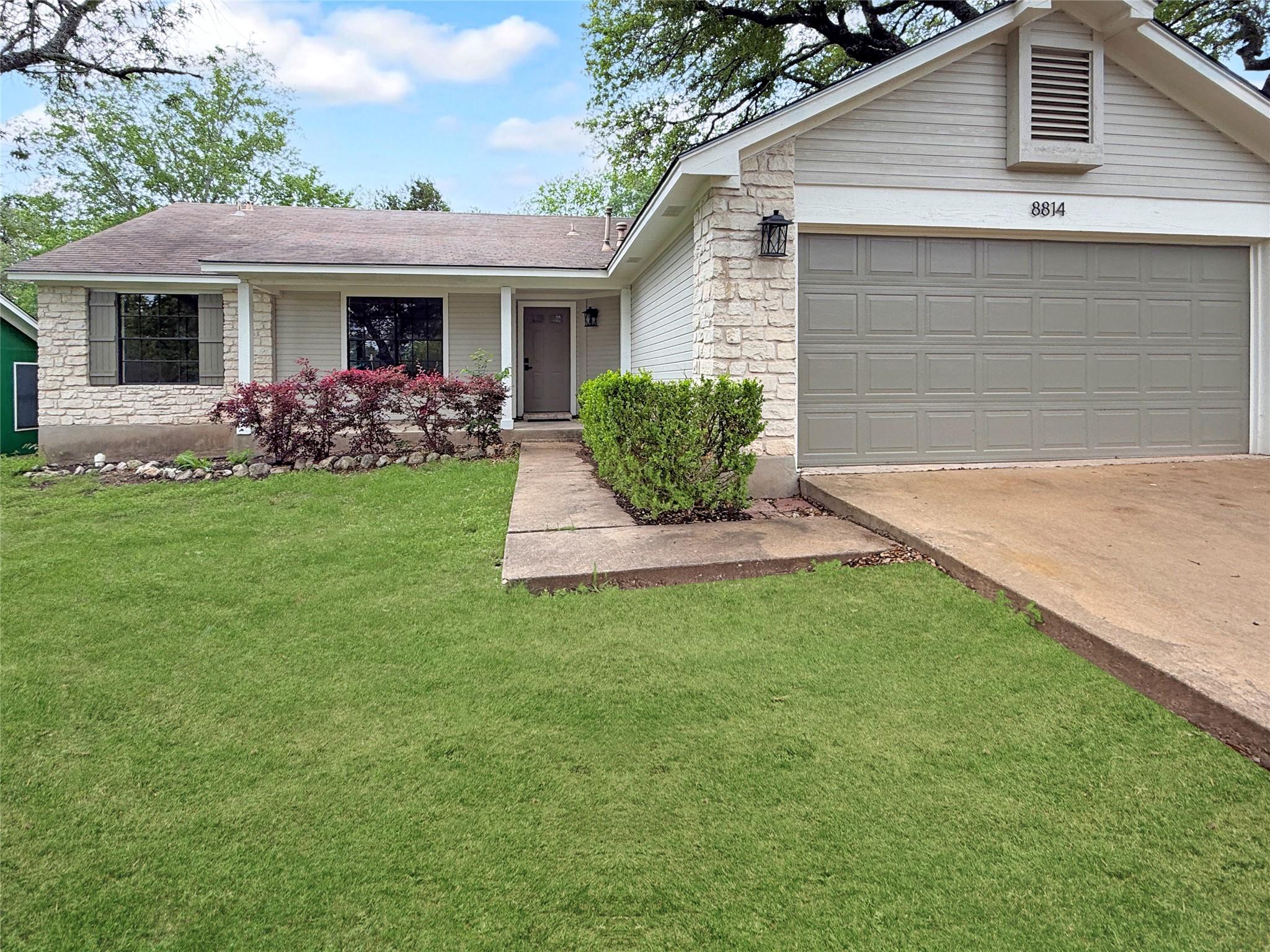 8814 United Kingdom Dr Property Photo 1