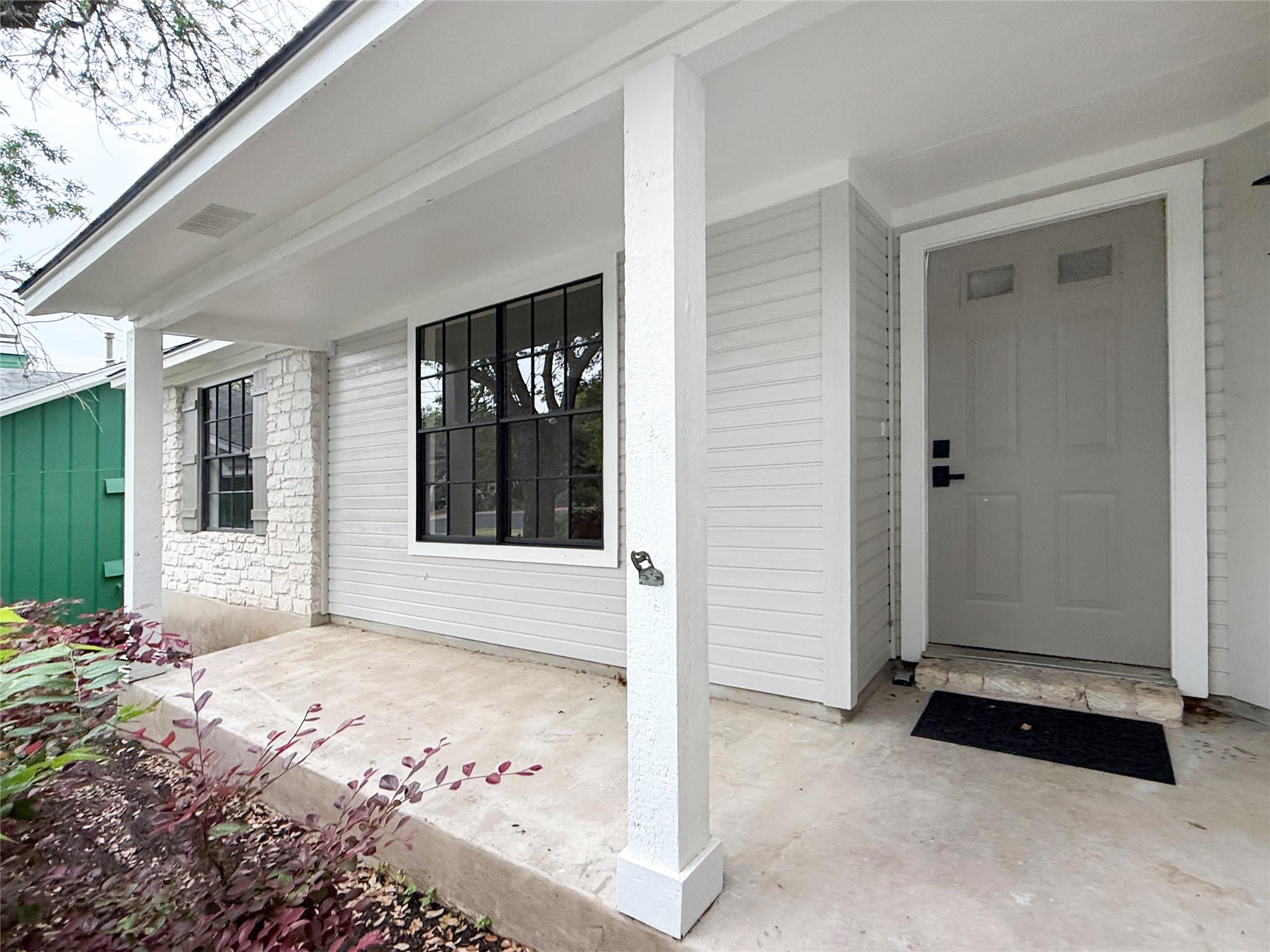 8814 United Kingdom Dr Property Photo 3
