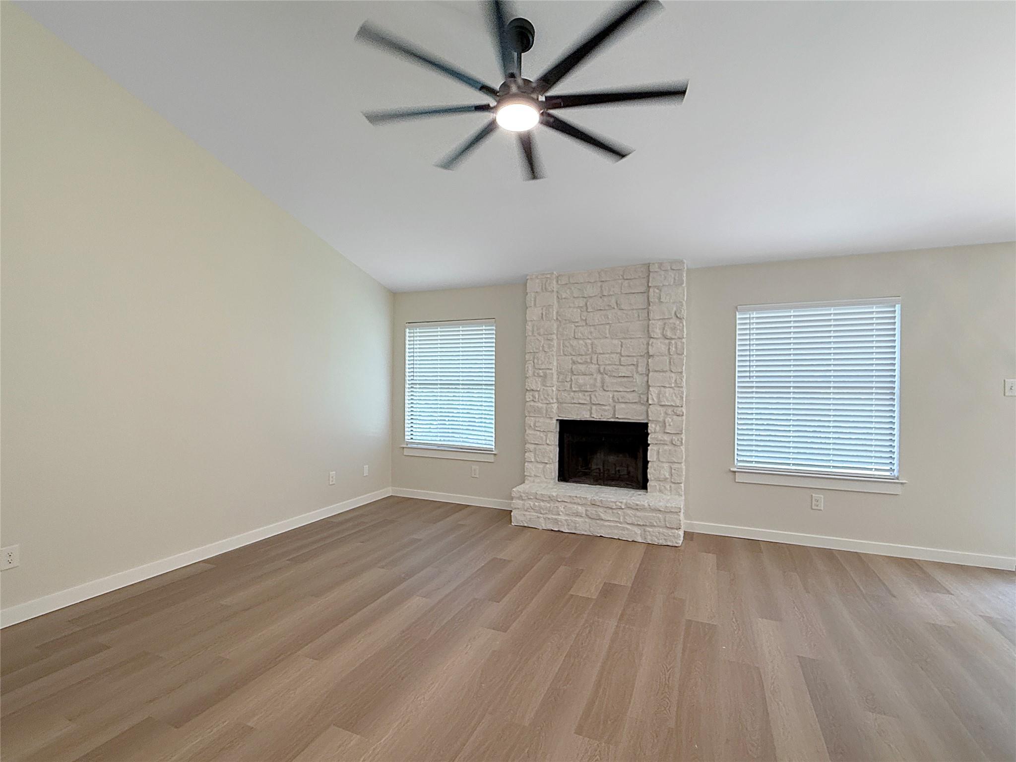 8814 United Kingdom Dr Property Photo 5