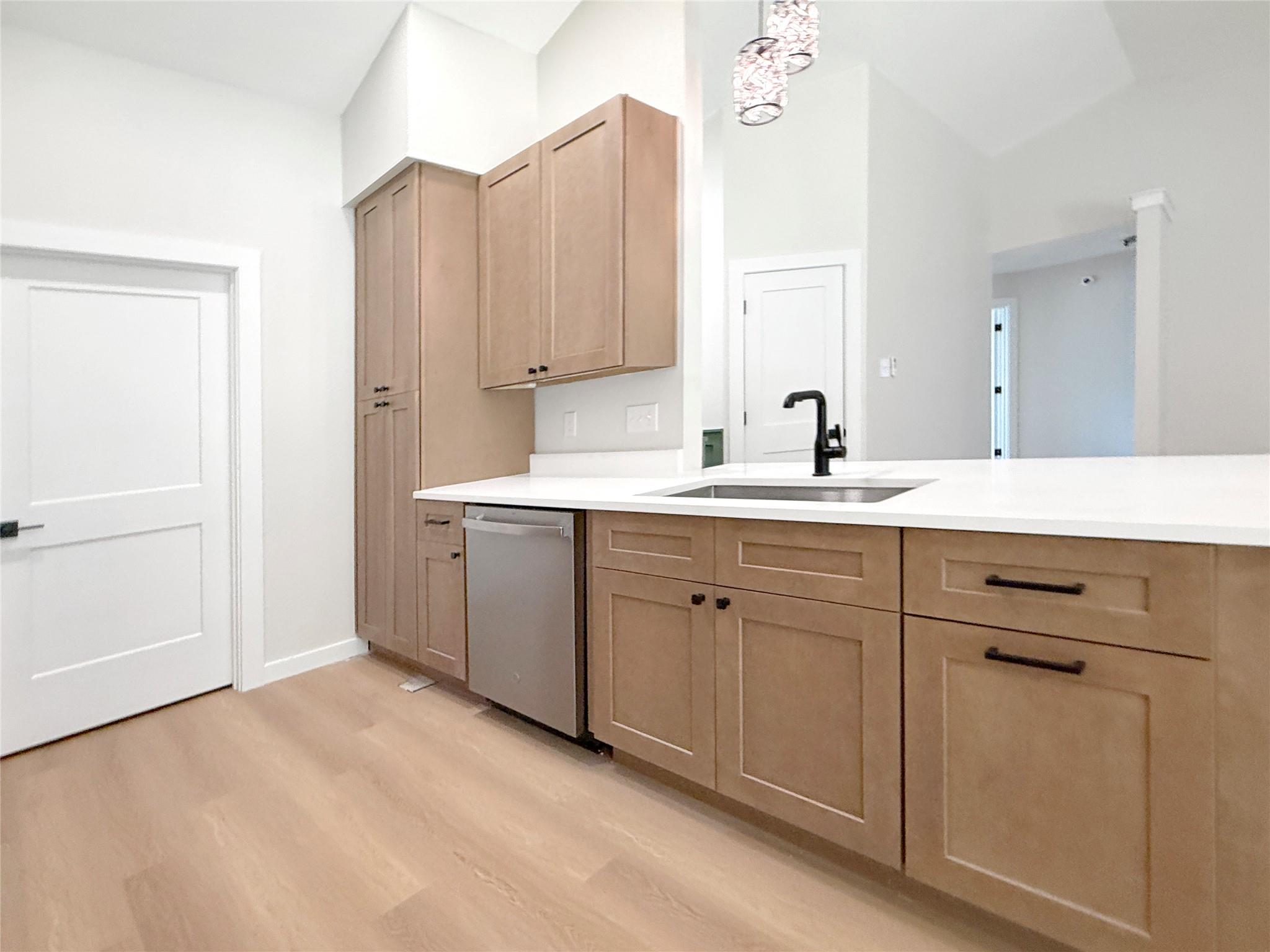 8814 United Kingdom Dr Property Photo 11